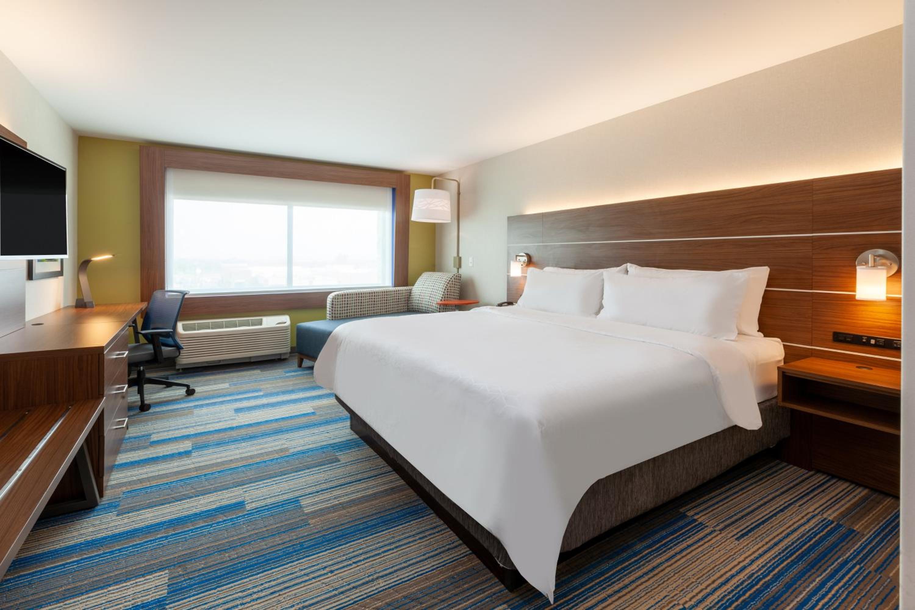 Standard King Room - Photo 7