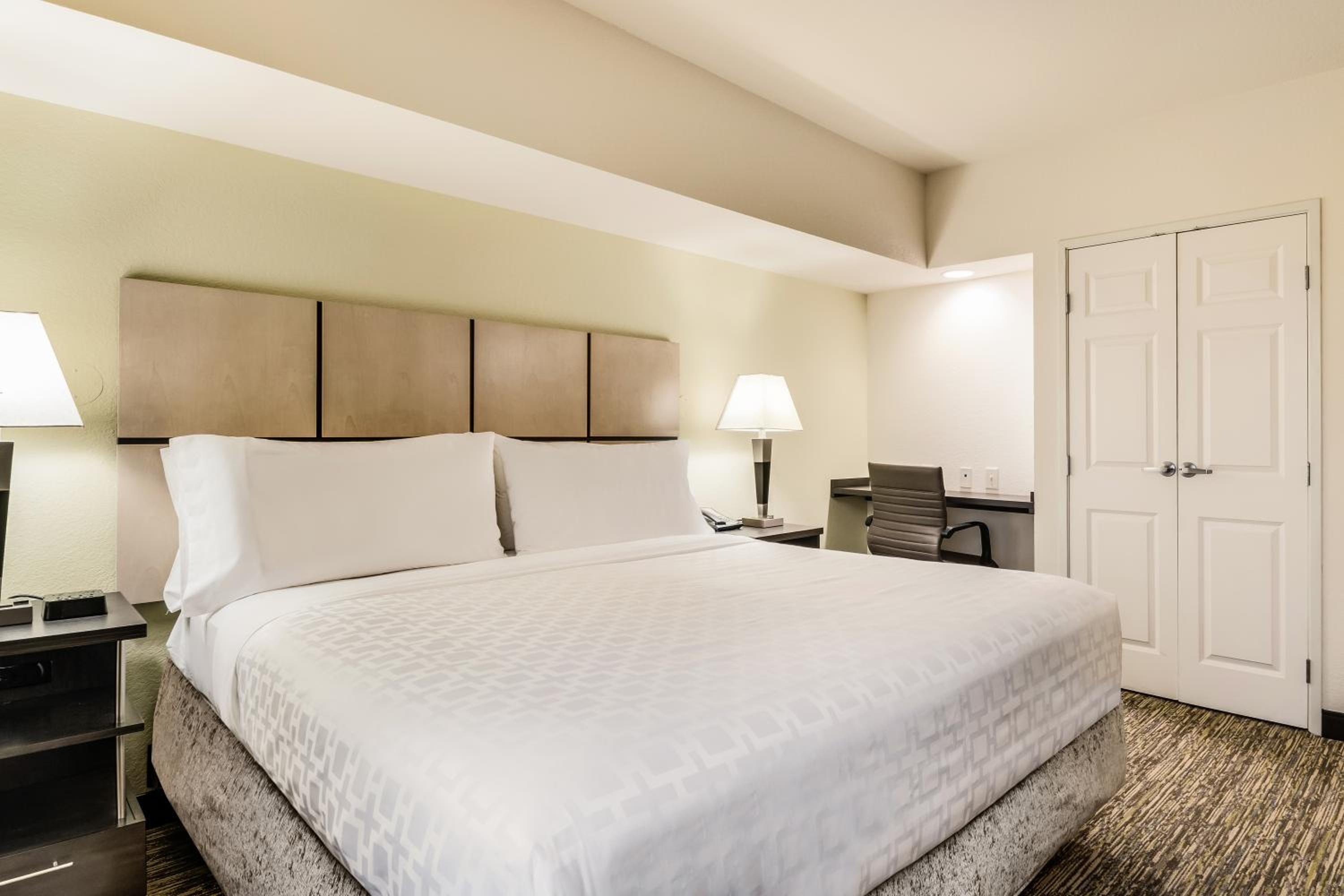One-Bedroom Queen Suite - Photo 1