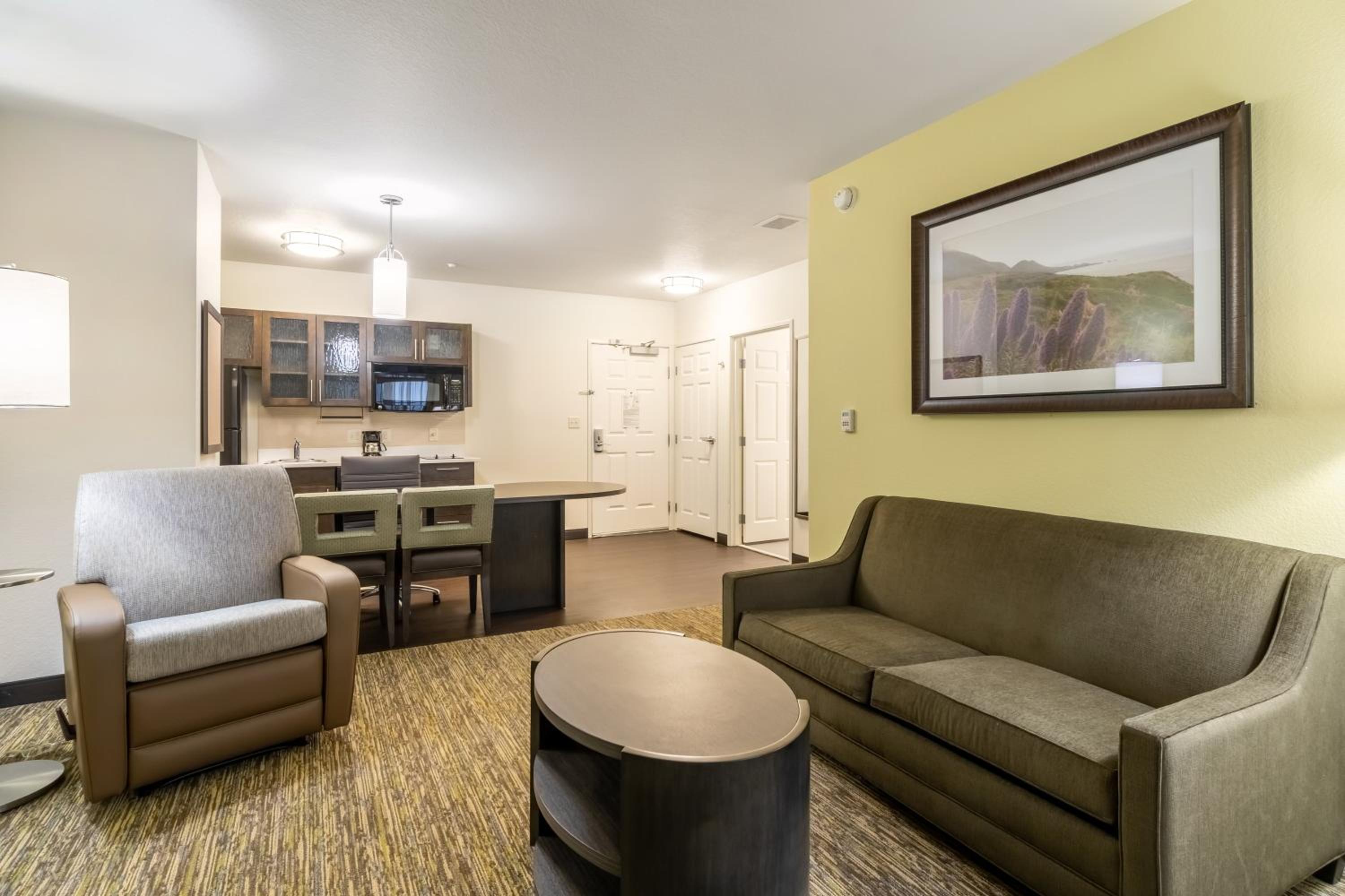 One-Bedroom Queen Suite - Photo 4