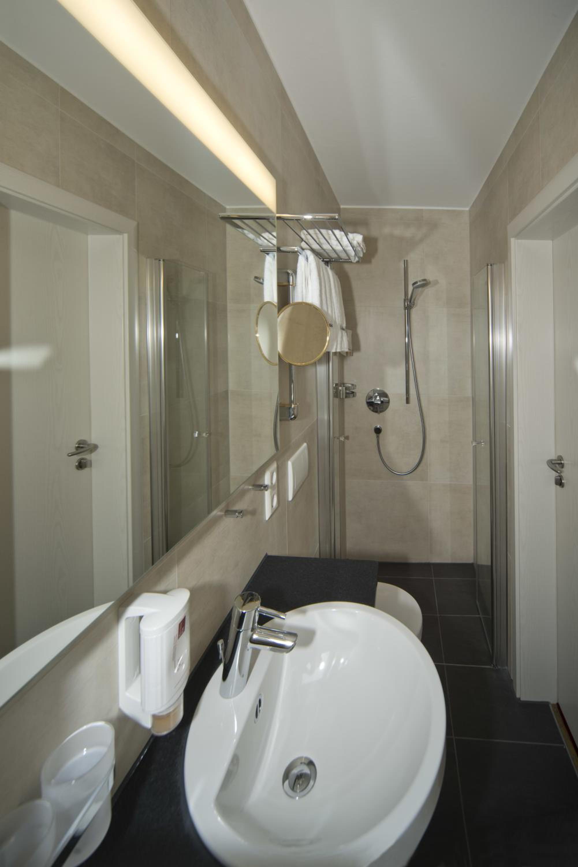 Standard Double Room - Photo 10