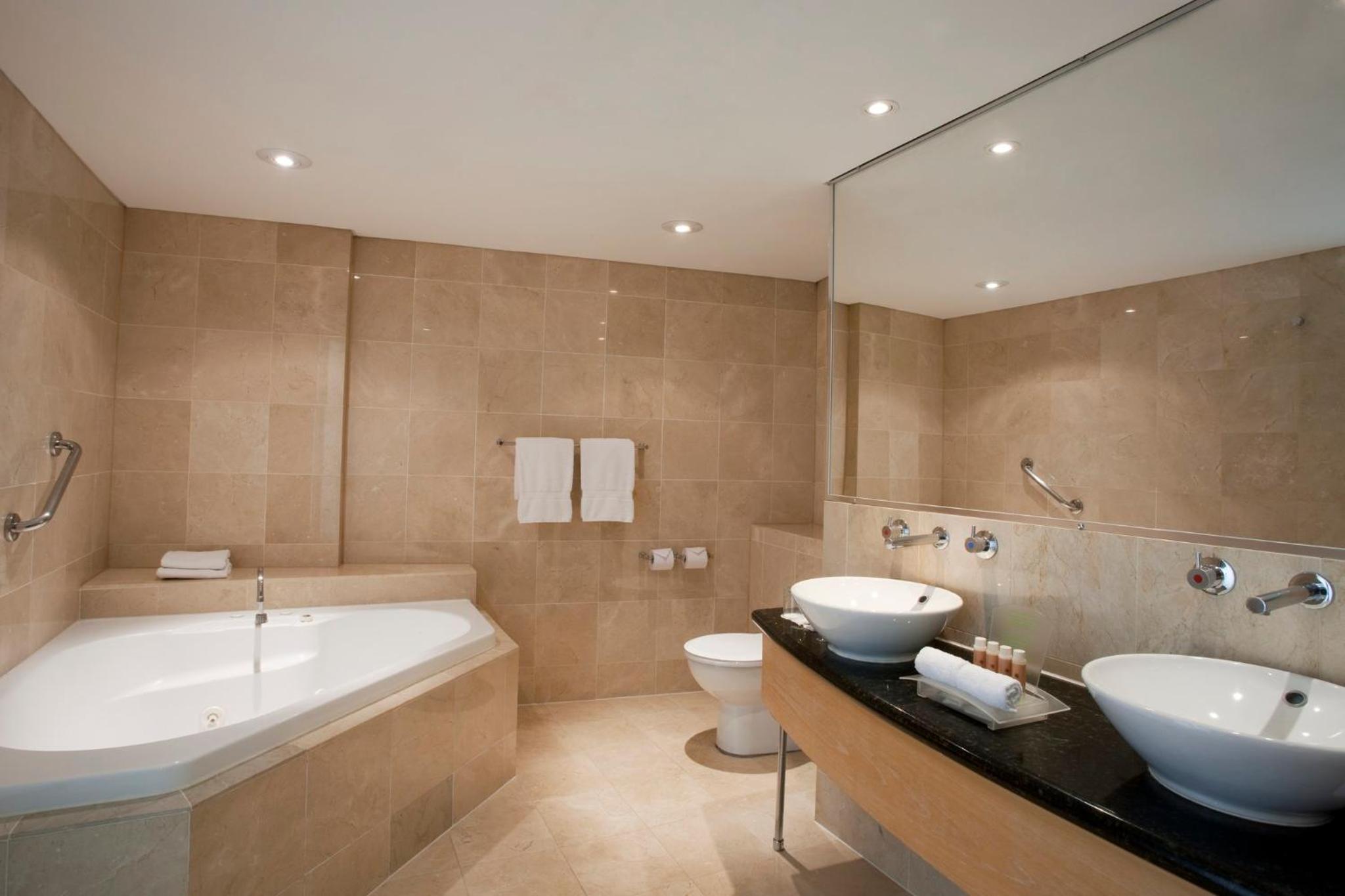 Harbor View King Suite thumbnail 5