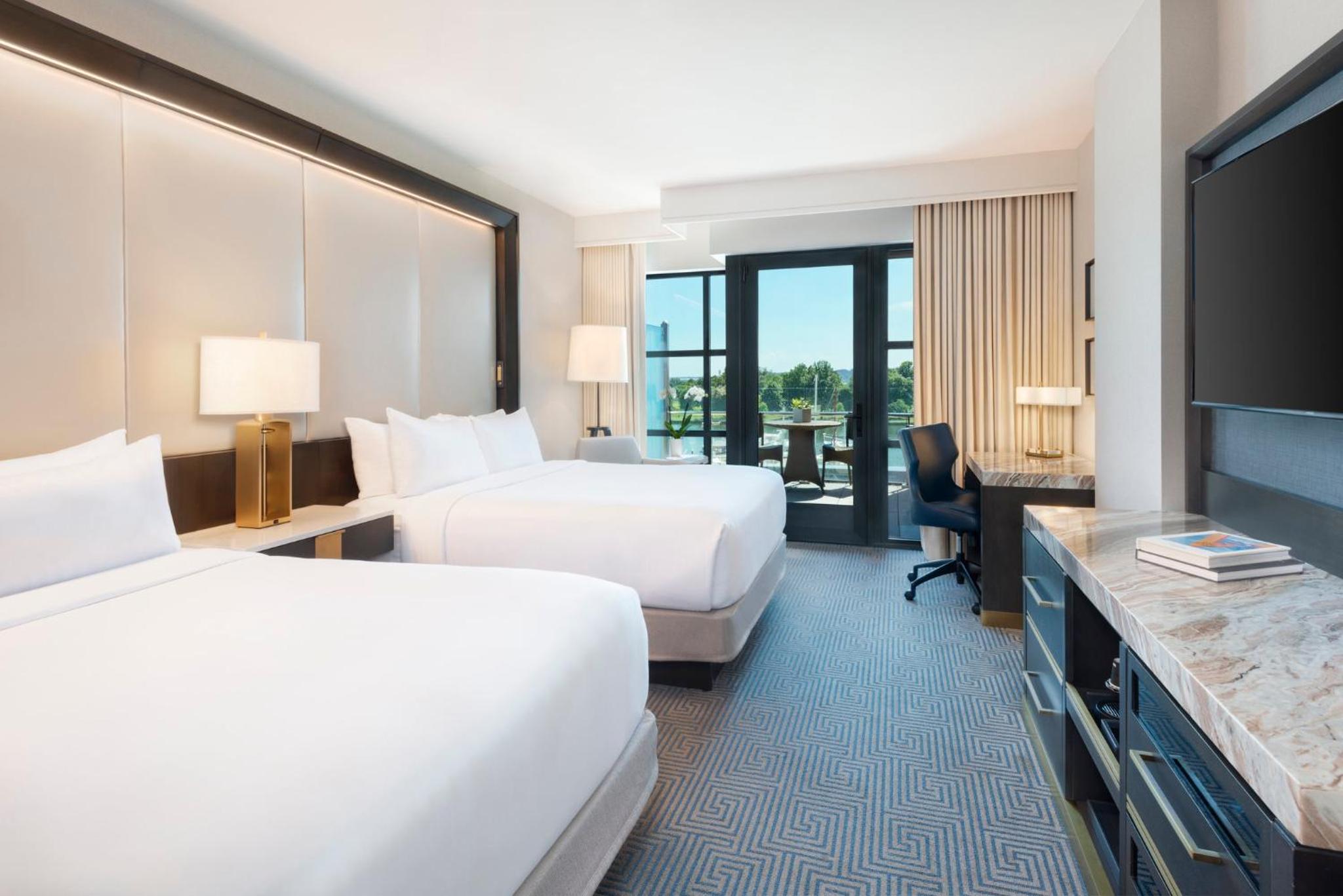 Promenade Queen Room with Two Queen Beds thumbnail 6