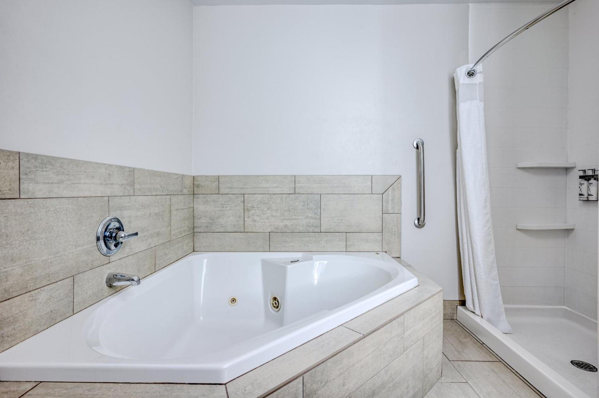 King Room with Whirlpool - Non-Smoking - Photo 2