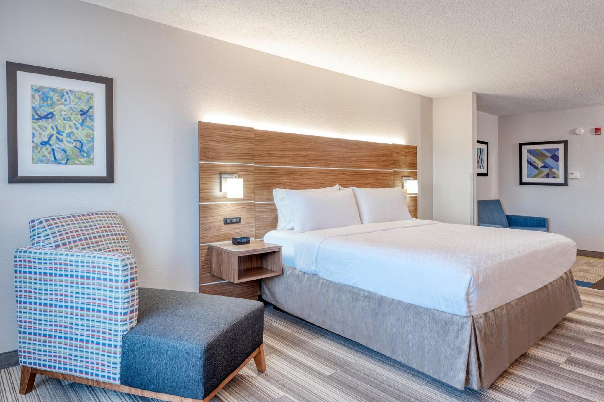 King Suite with Sofa Bed - Communication Accessible - Photo 2