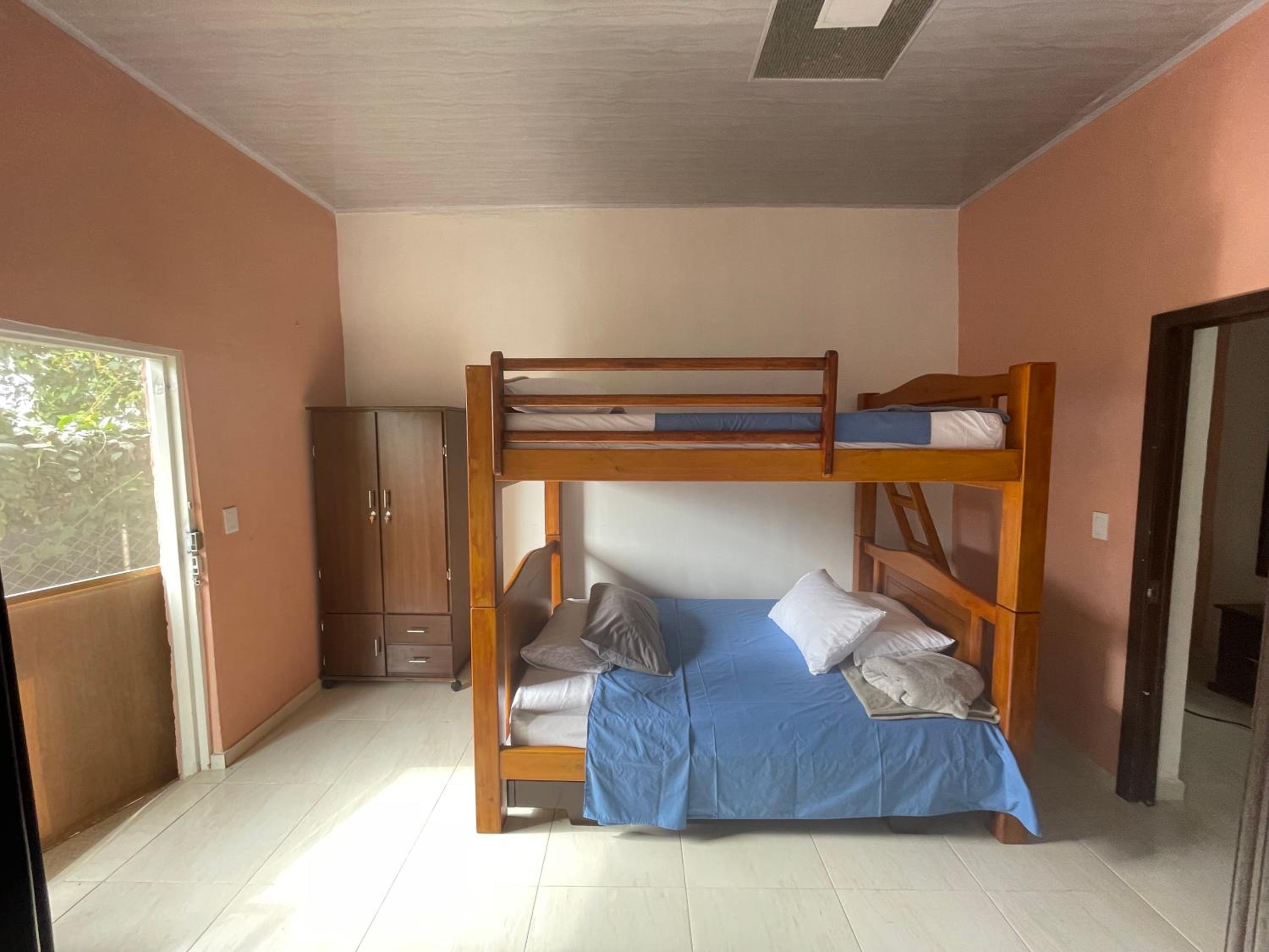 Seven-Bedroom House photo 1