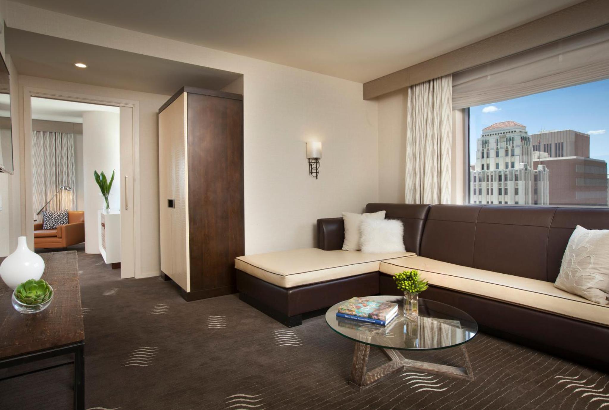 One-Bedroom Suite with Tub - Mobility Accessible - Photo 2