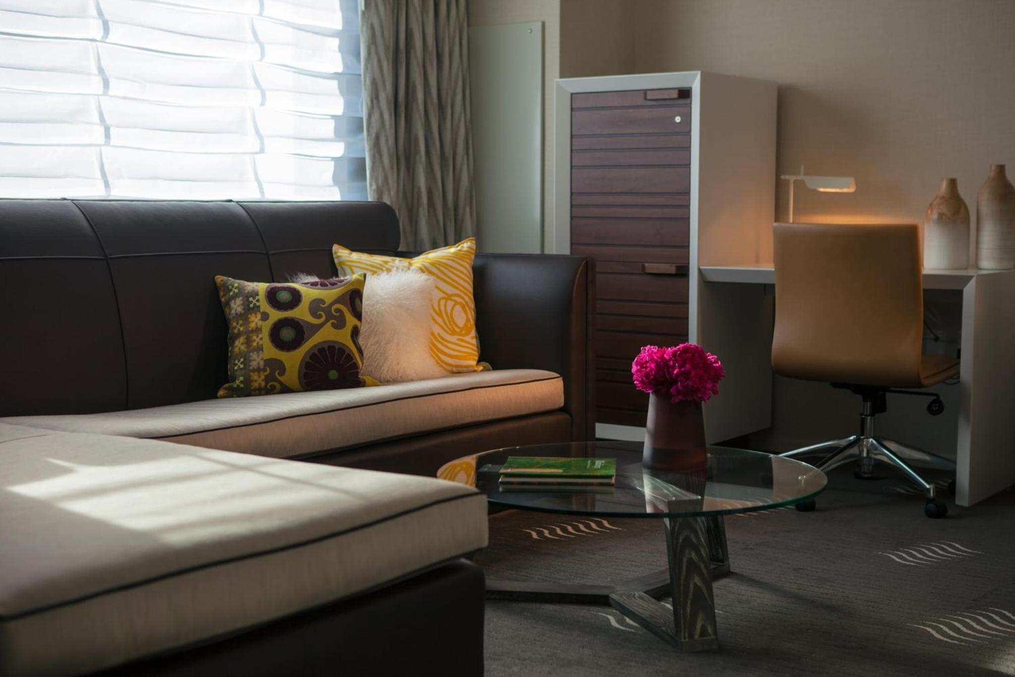 One-Bedroom Suite with Tub - Mobility Accessible - Photo 3