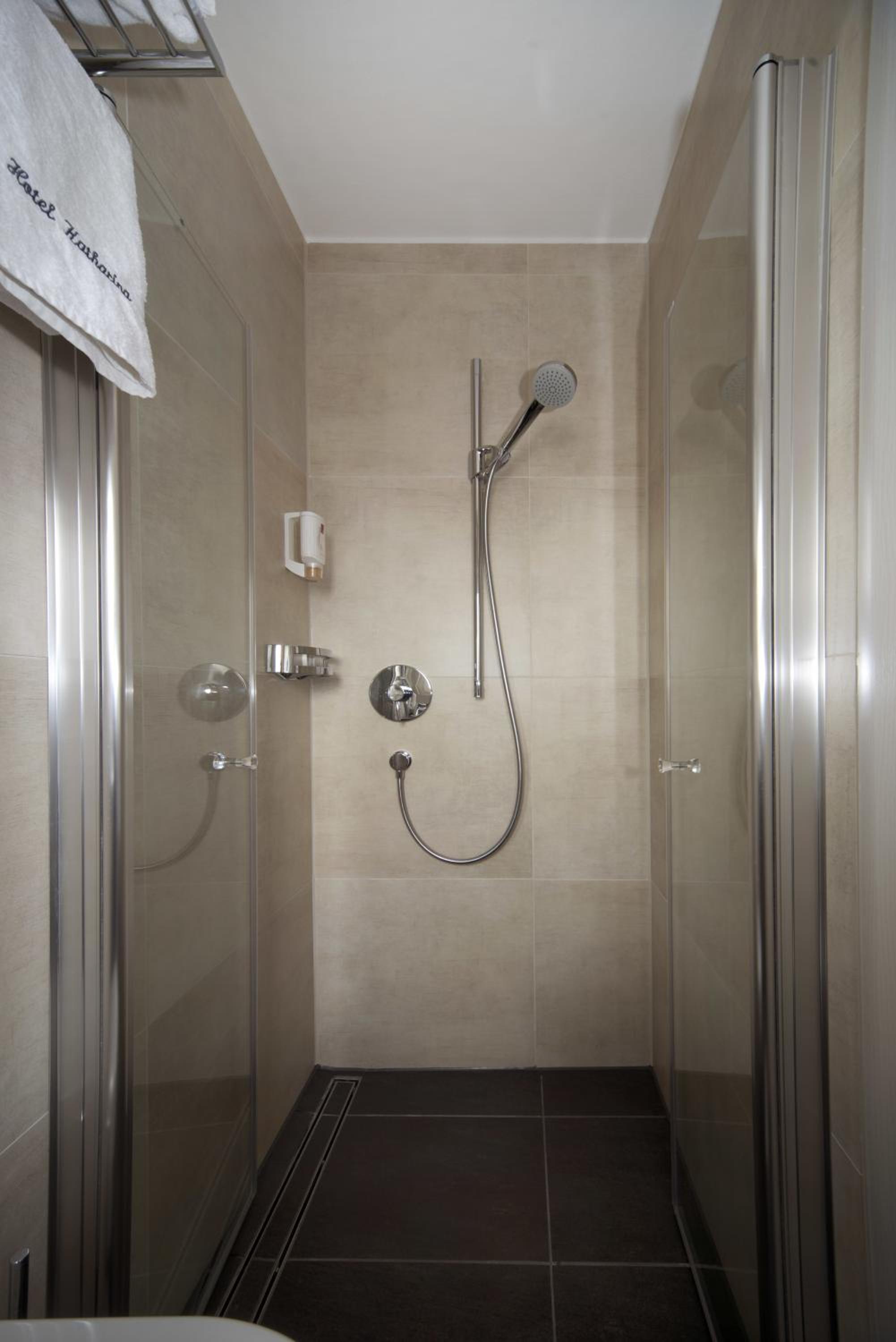 Standard Double Room - Photo 11