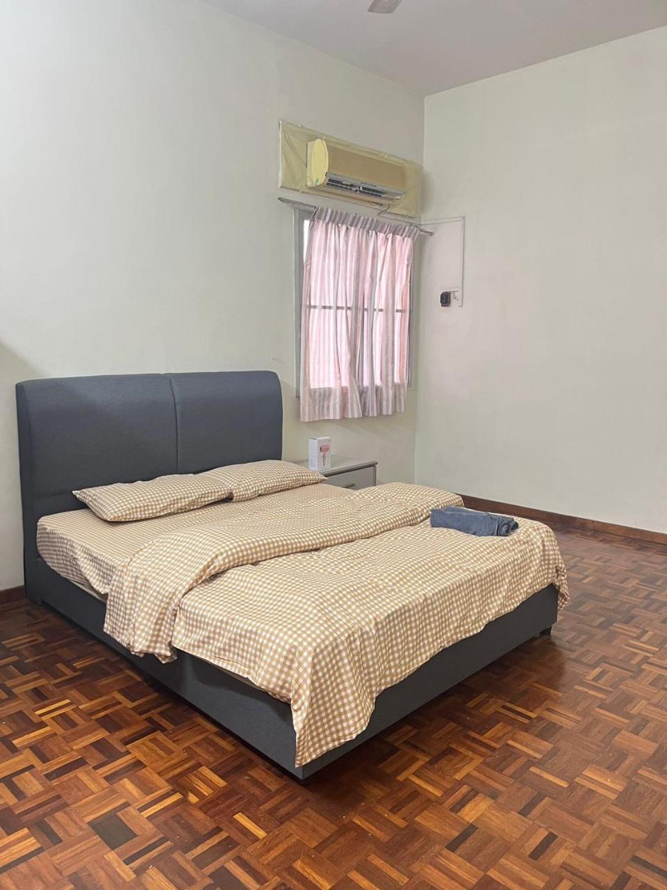 Three-Bedroom Apartment photo 2