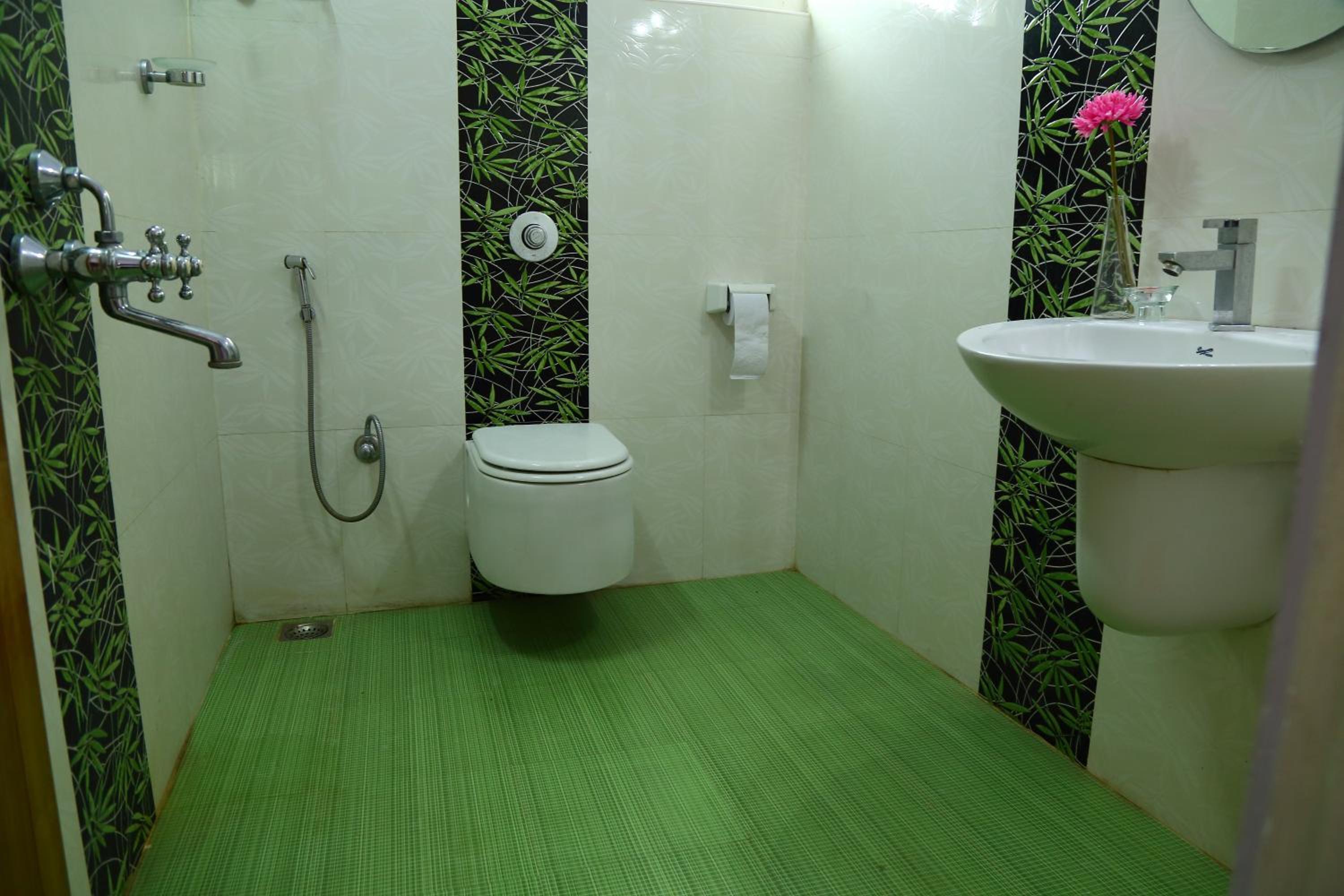 Queen Room - Photo 10