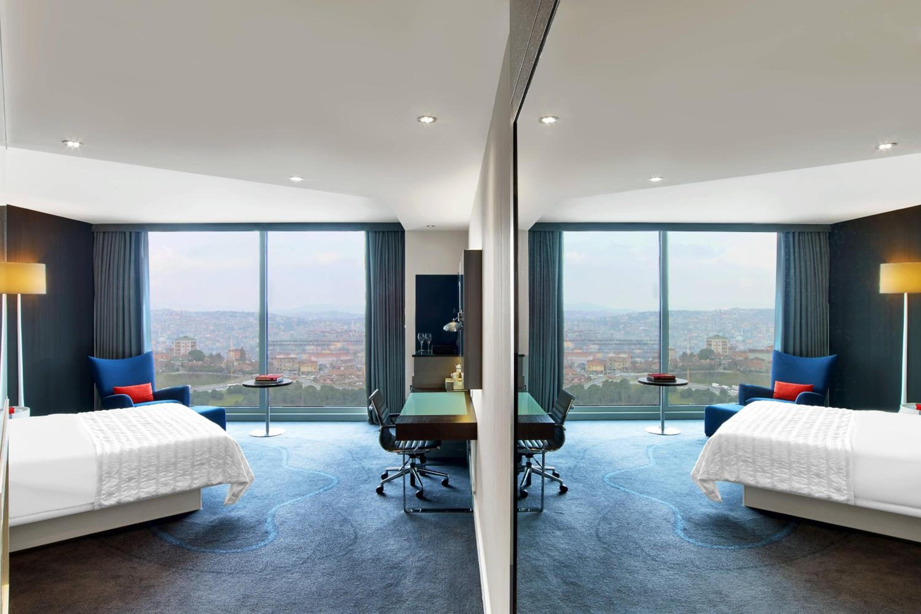 Signature King Suite with City View - Club Lounge Access