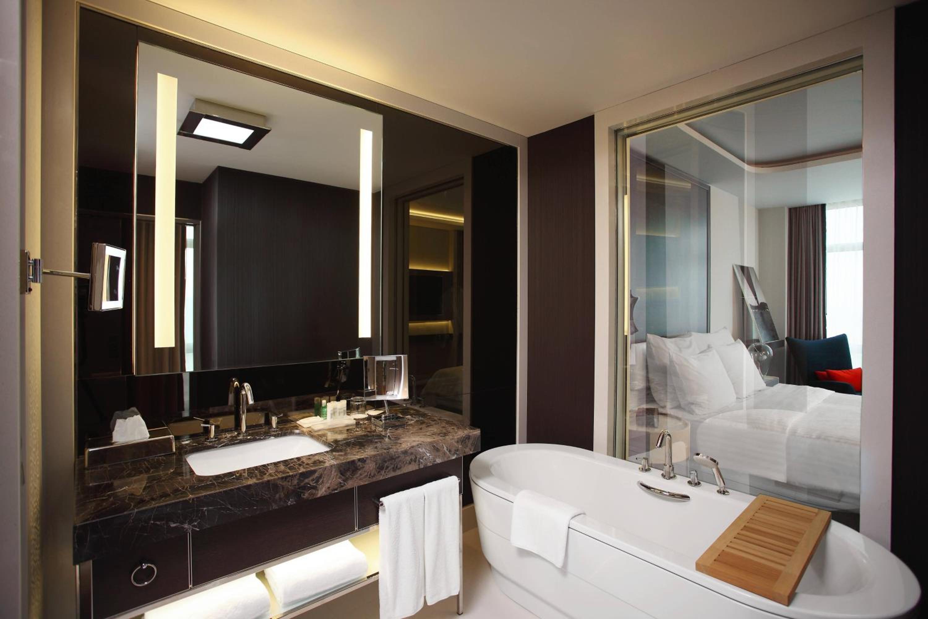 Deluxe Twin Room thumbnail 6