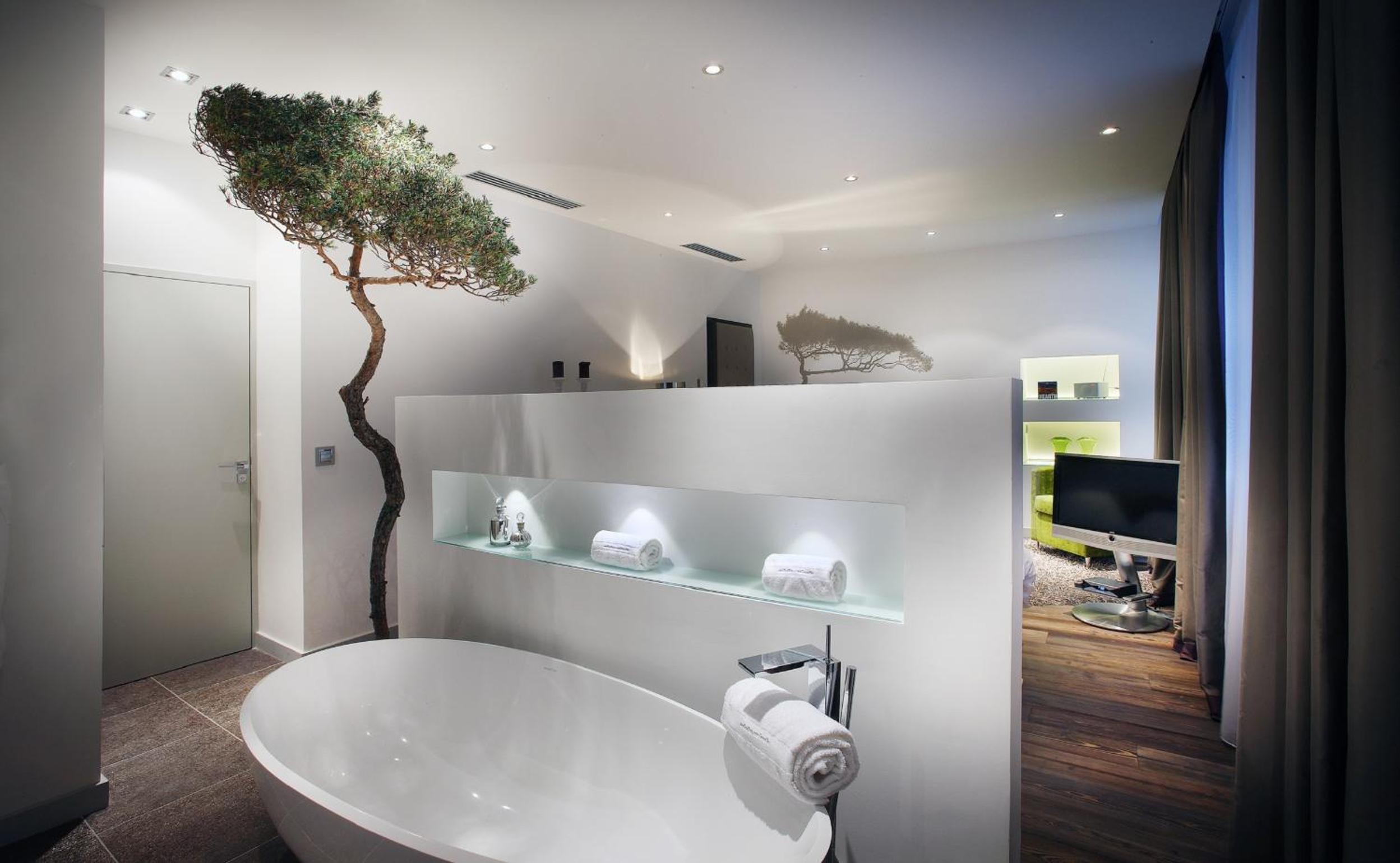 Executive Suite with Balcony - Photo 11