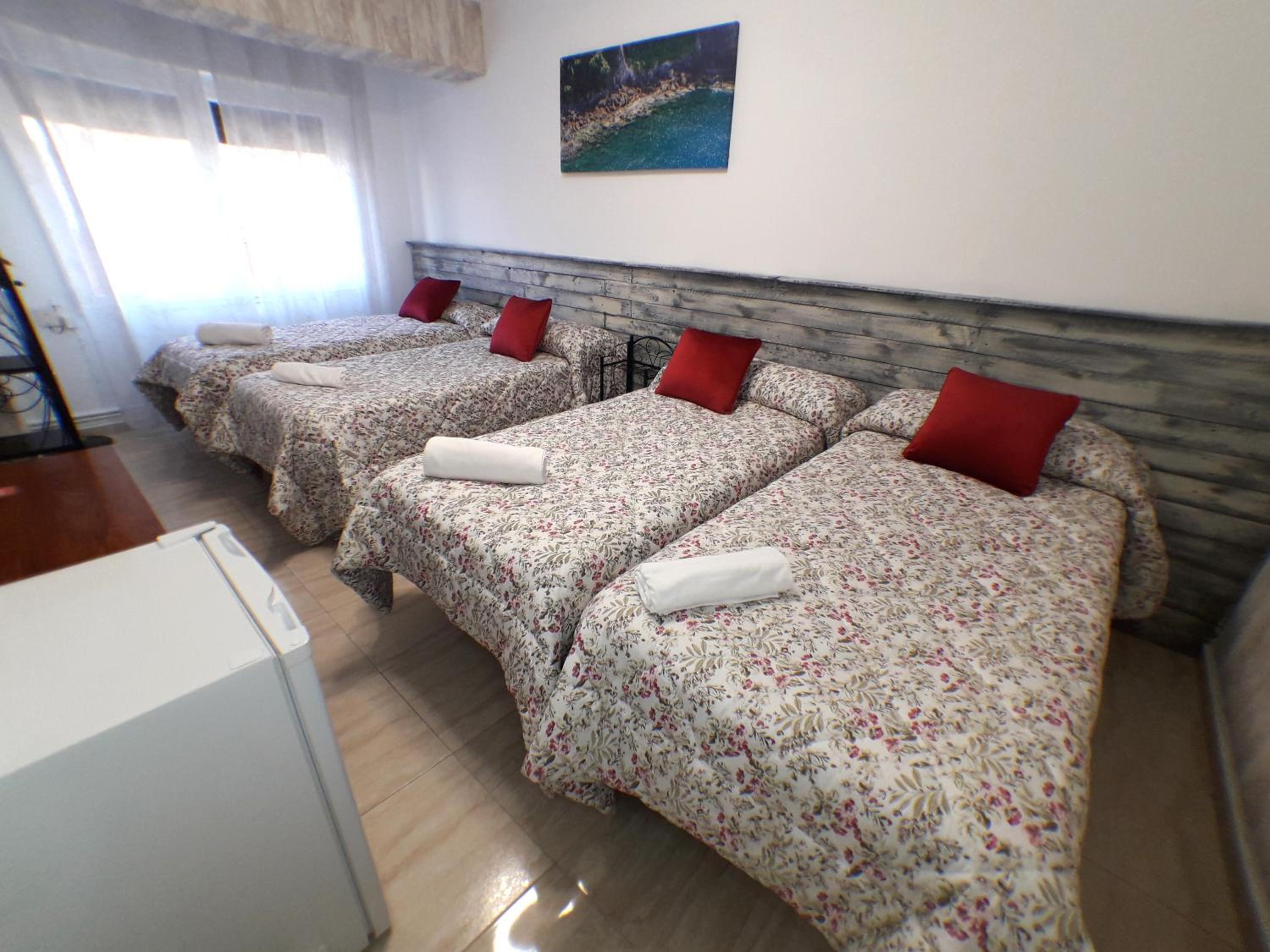 Quadruple Room with Shared Bathroom photo 2