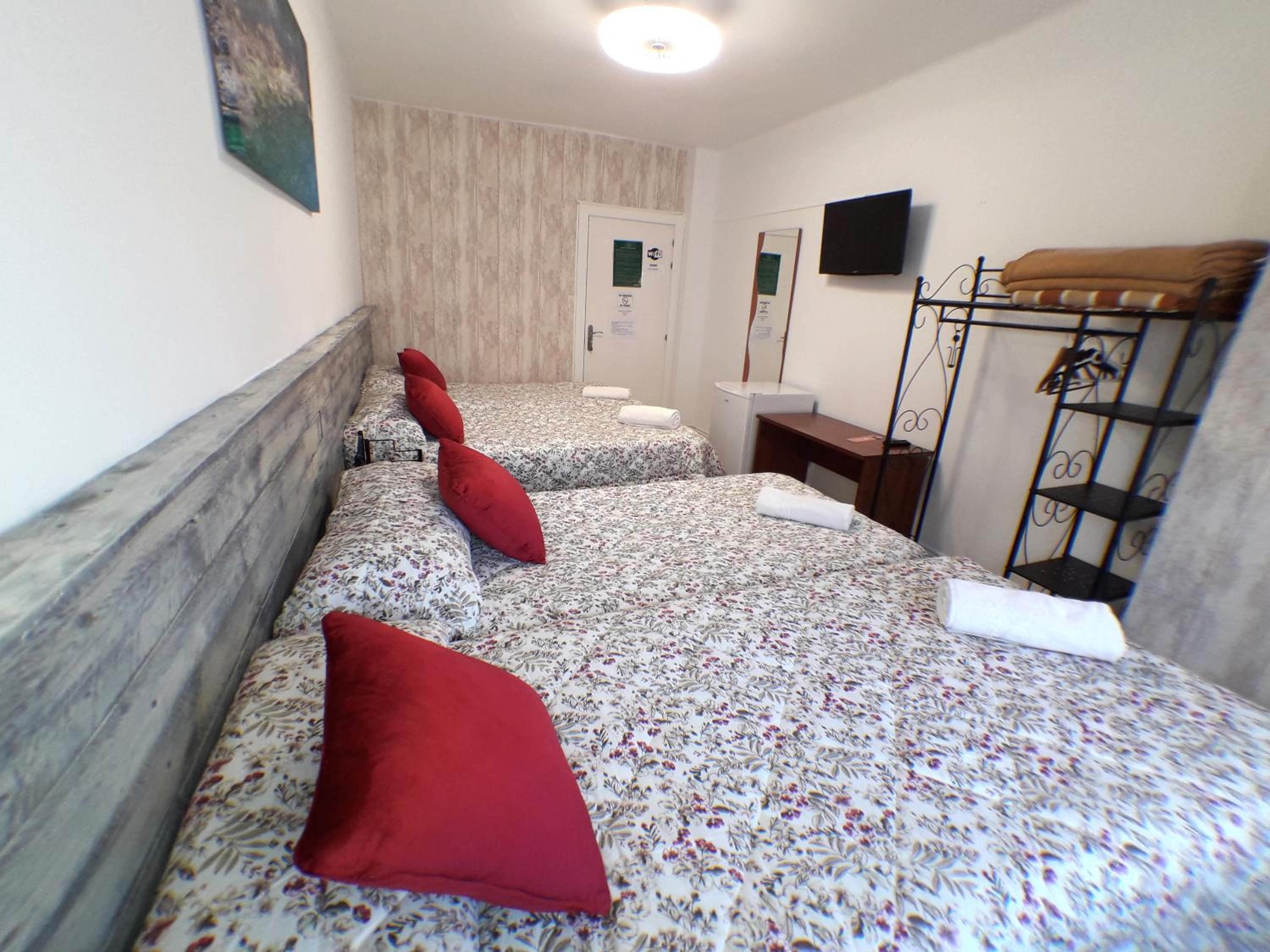 Quadruple Room with Shared Bathroom photo 3