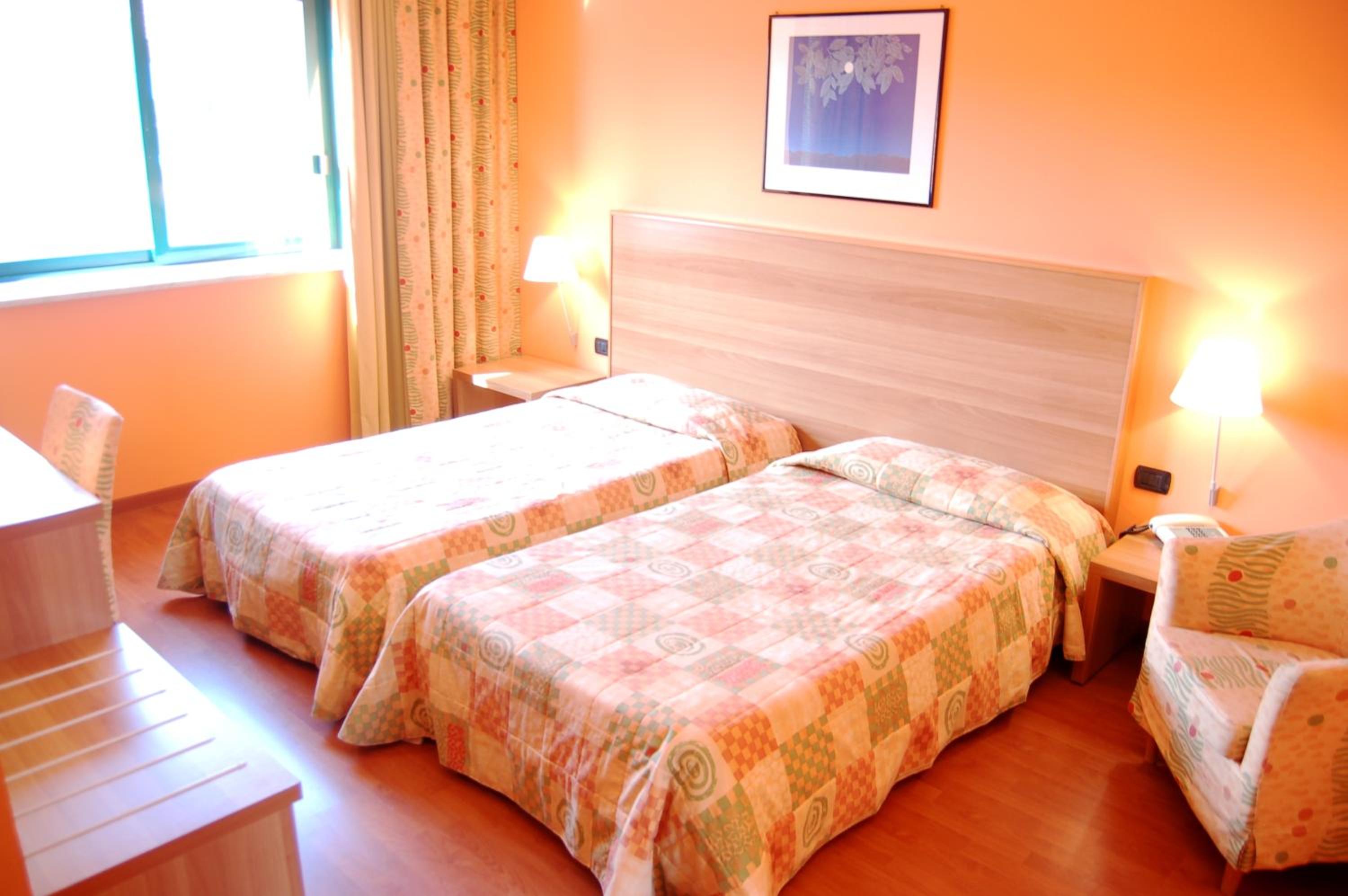 Standard Double or Twin Room - Photo 7