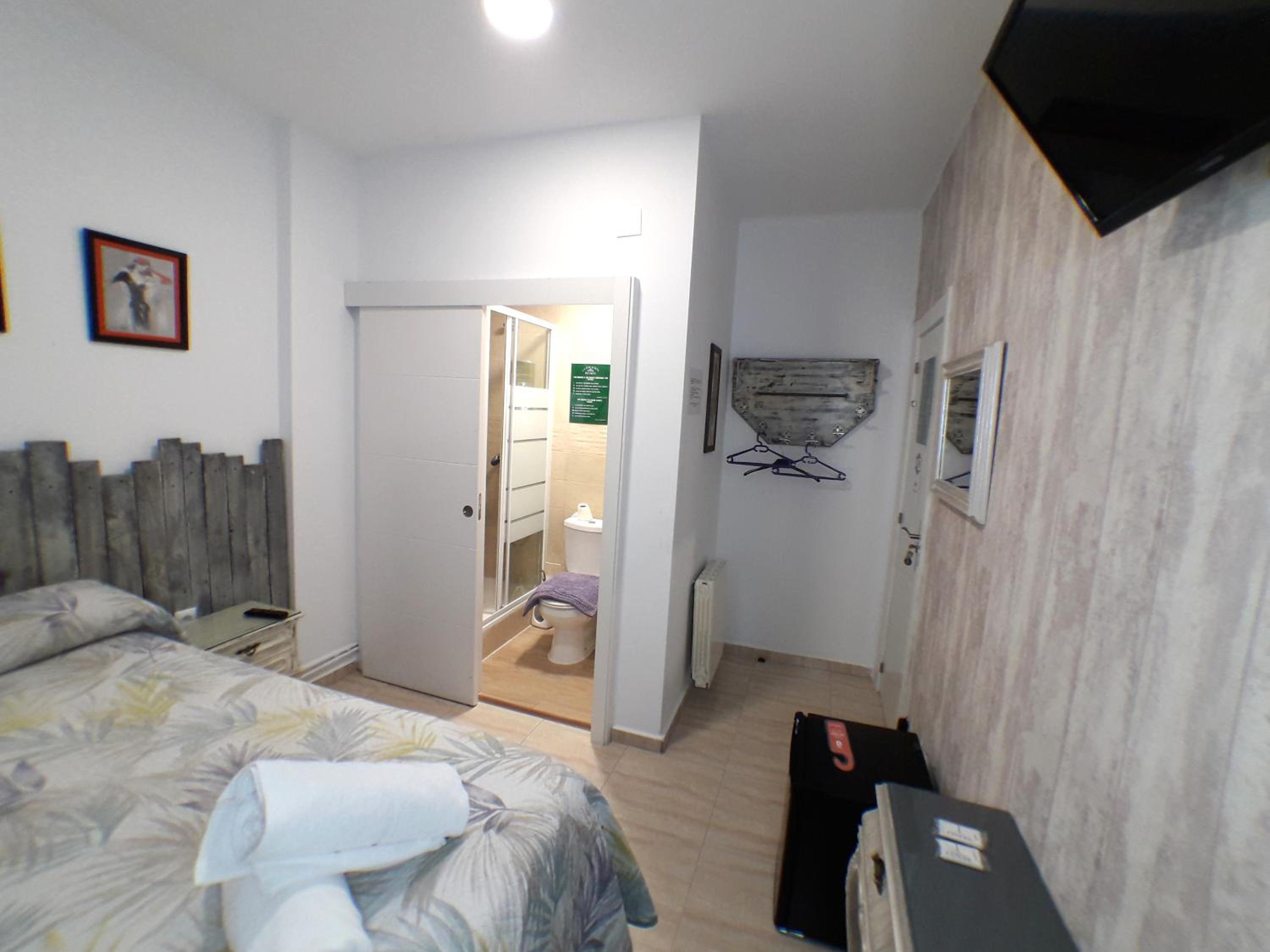 Double Room - Photo 12