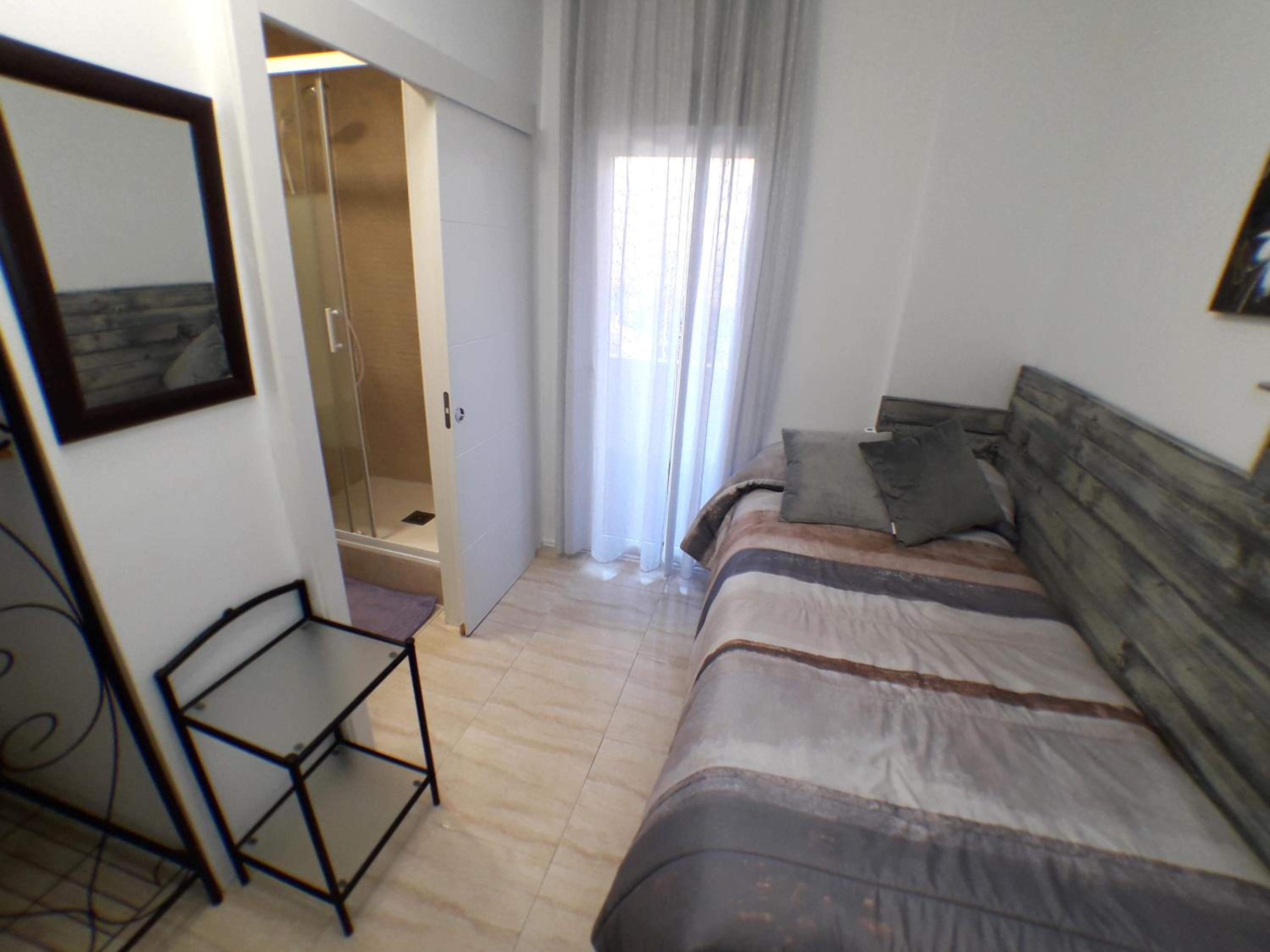 Triple Room with Private Bathroom - Photo 10