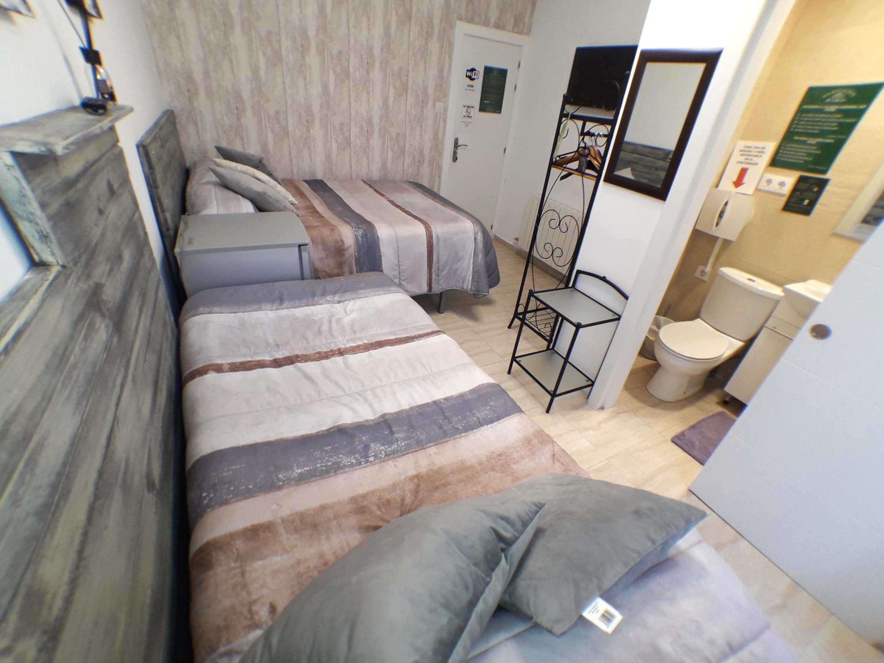 Triple Room with Private Bathroom - Photo 8