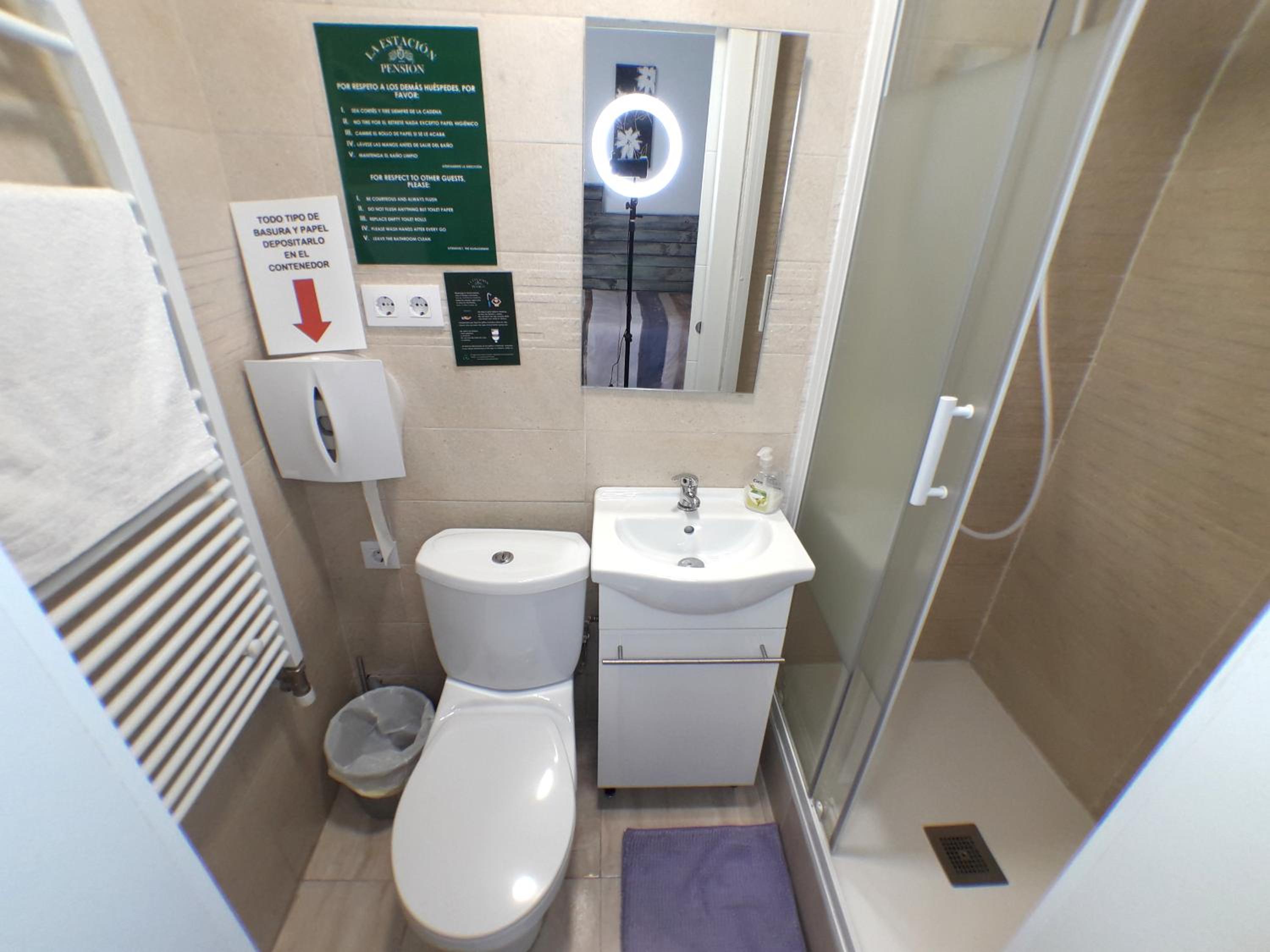 Triple Room with Private Bathroom - Photo 11