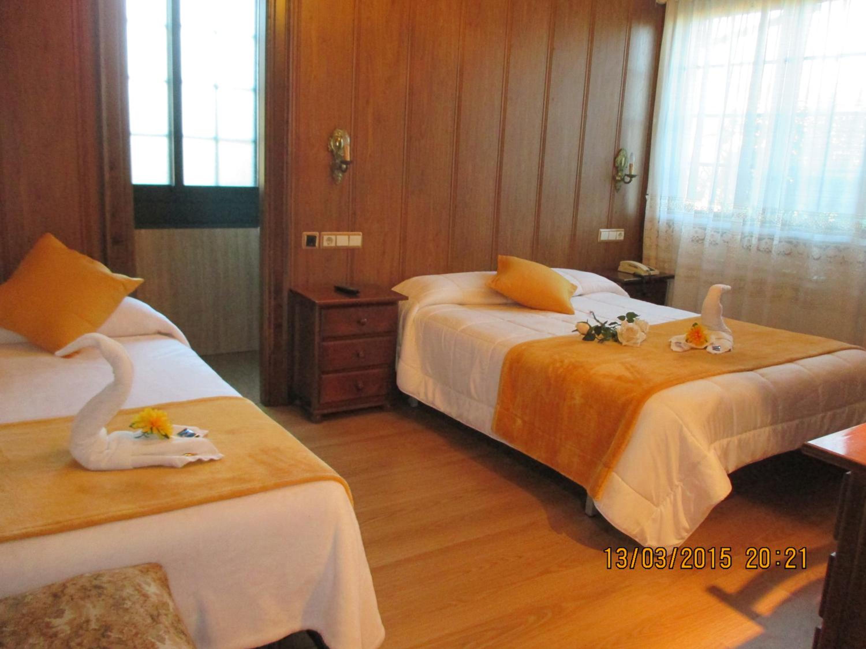 Habitación Doble con Cama Adicional y Estacionamiento incluido