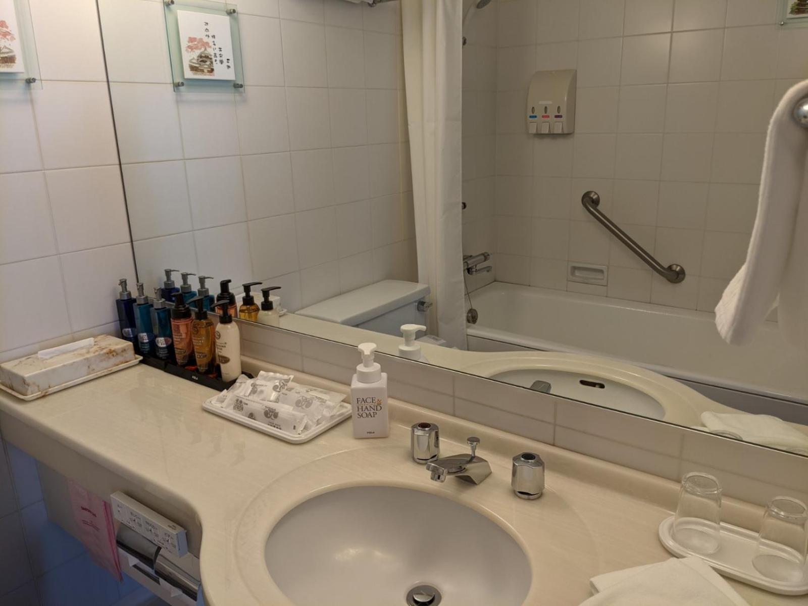 Twin Room - Non-Smoking photo 2