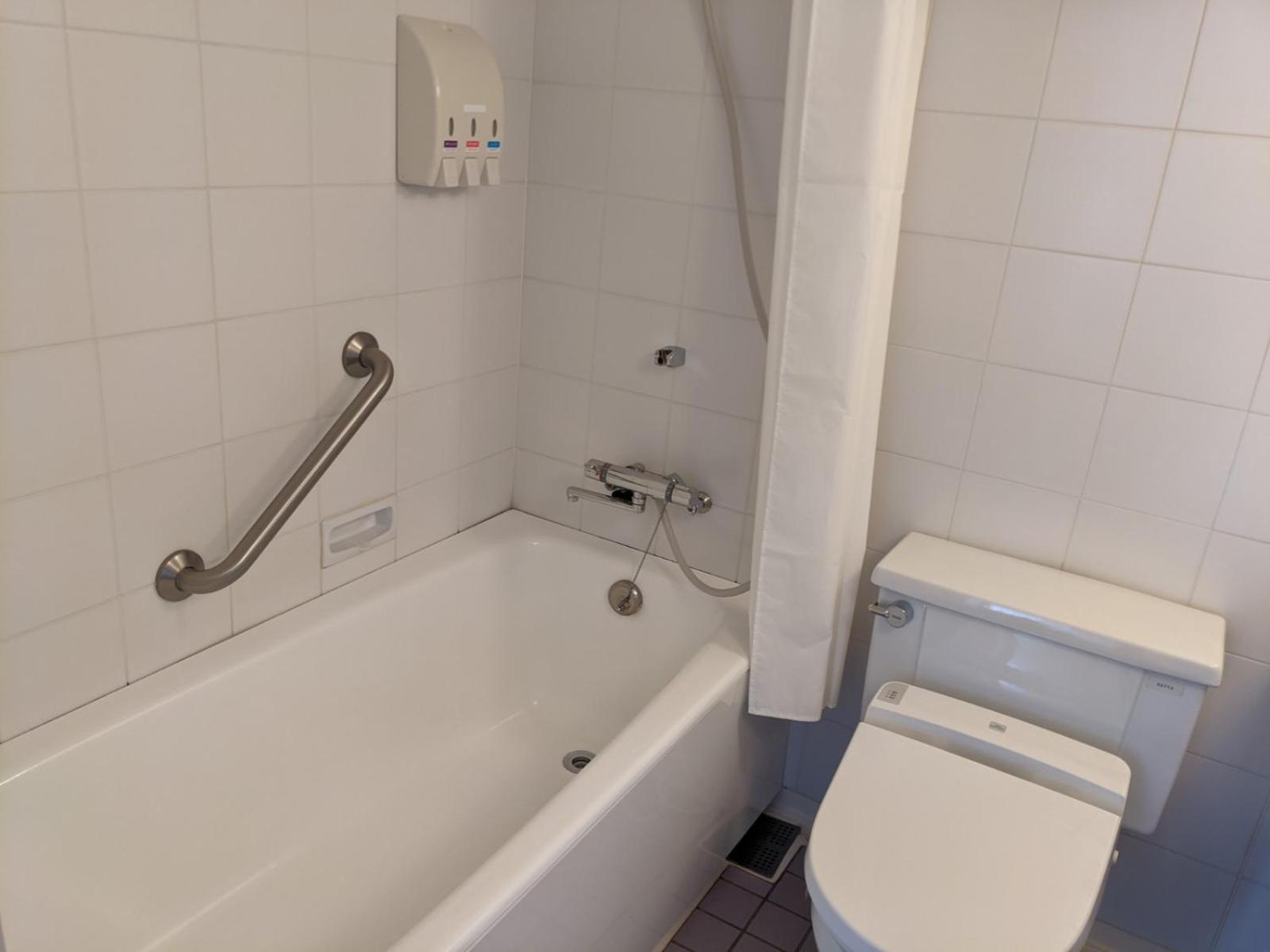 Twin Room - Non-Smoking photo 3