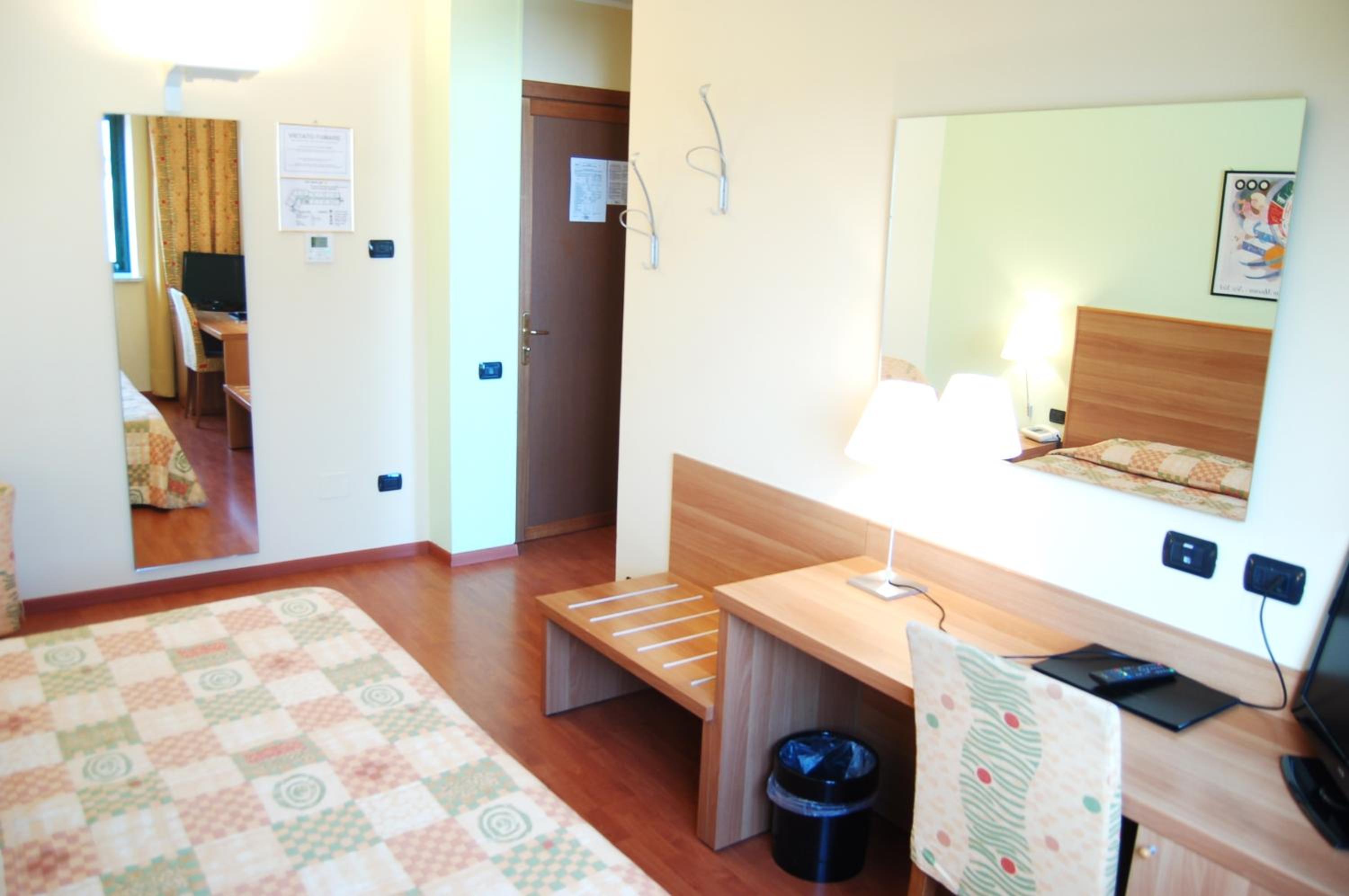 Standard Double or Twin Room - Photo 8
