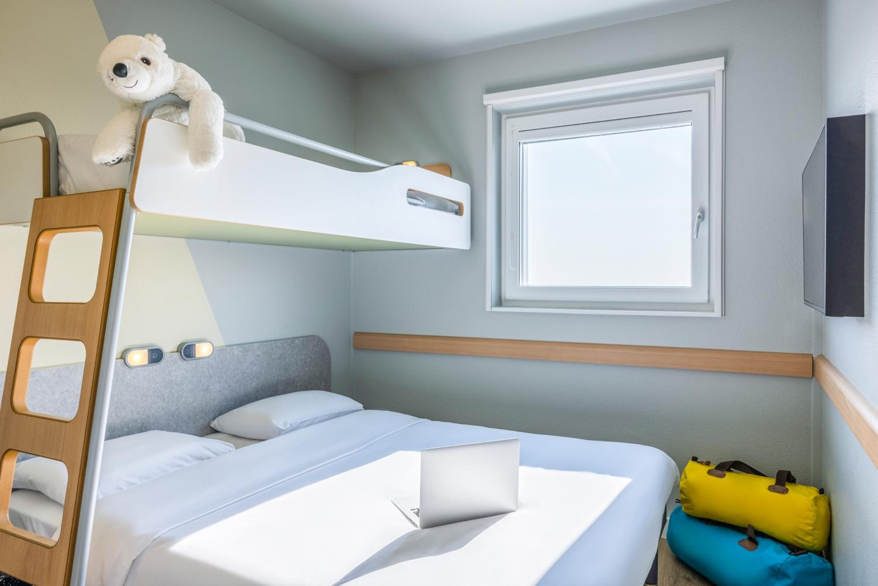 Triple Room with One Double and One Bunk Bed photo 3