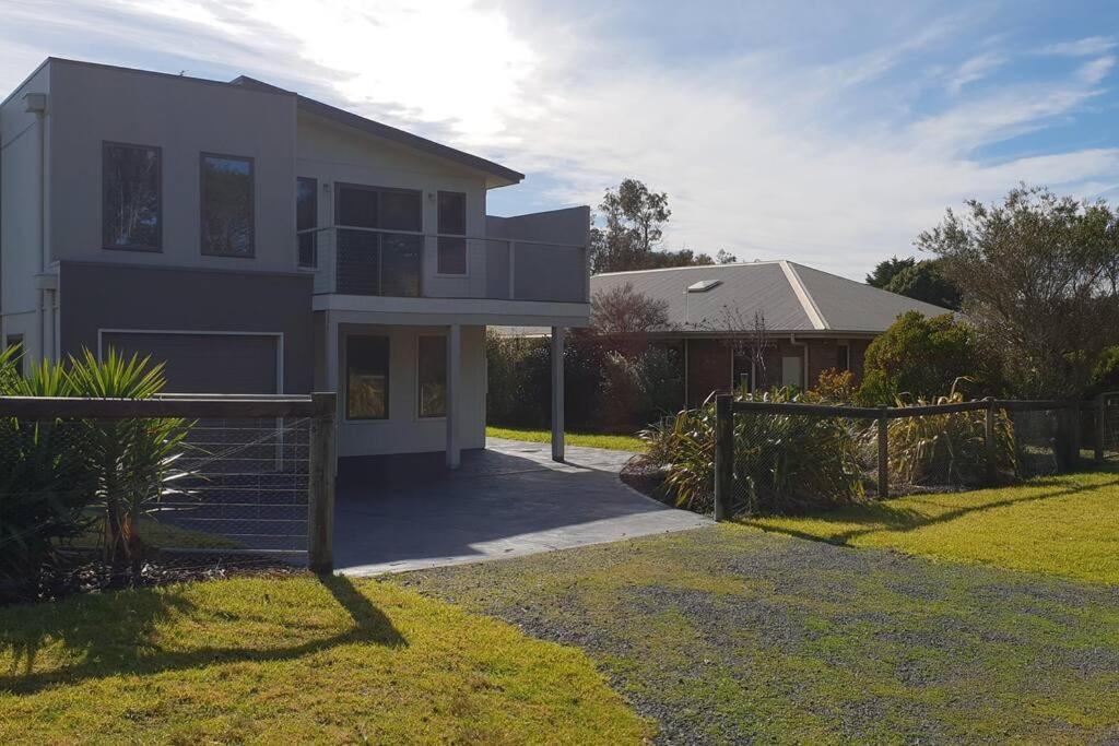 Three-Bedroom House photo 2