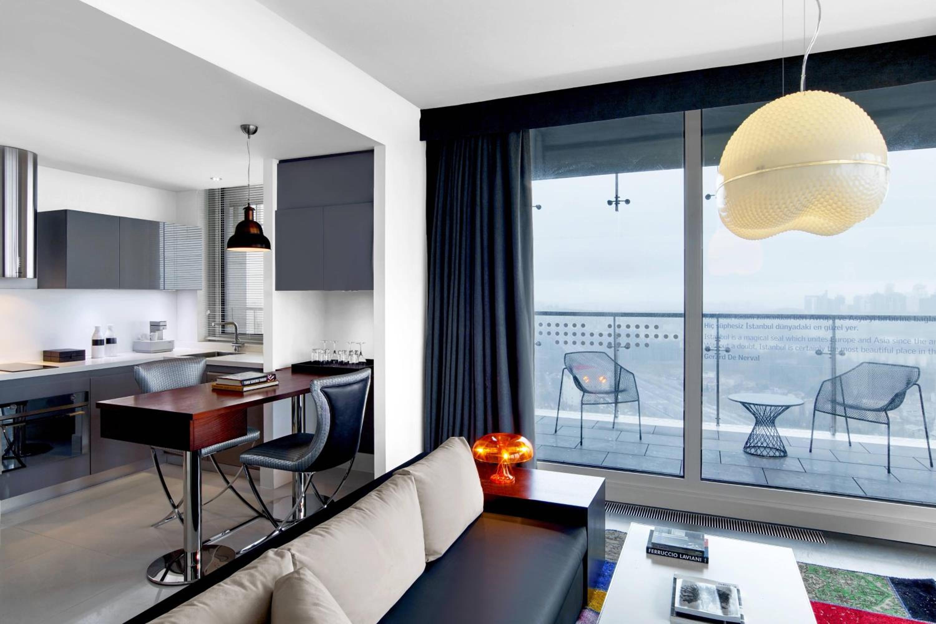 Residential Suite with Club Lounge Access thumbnail 5