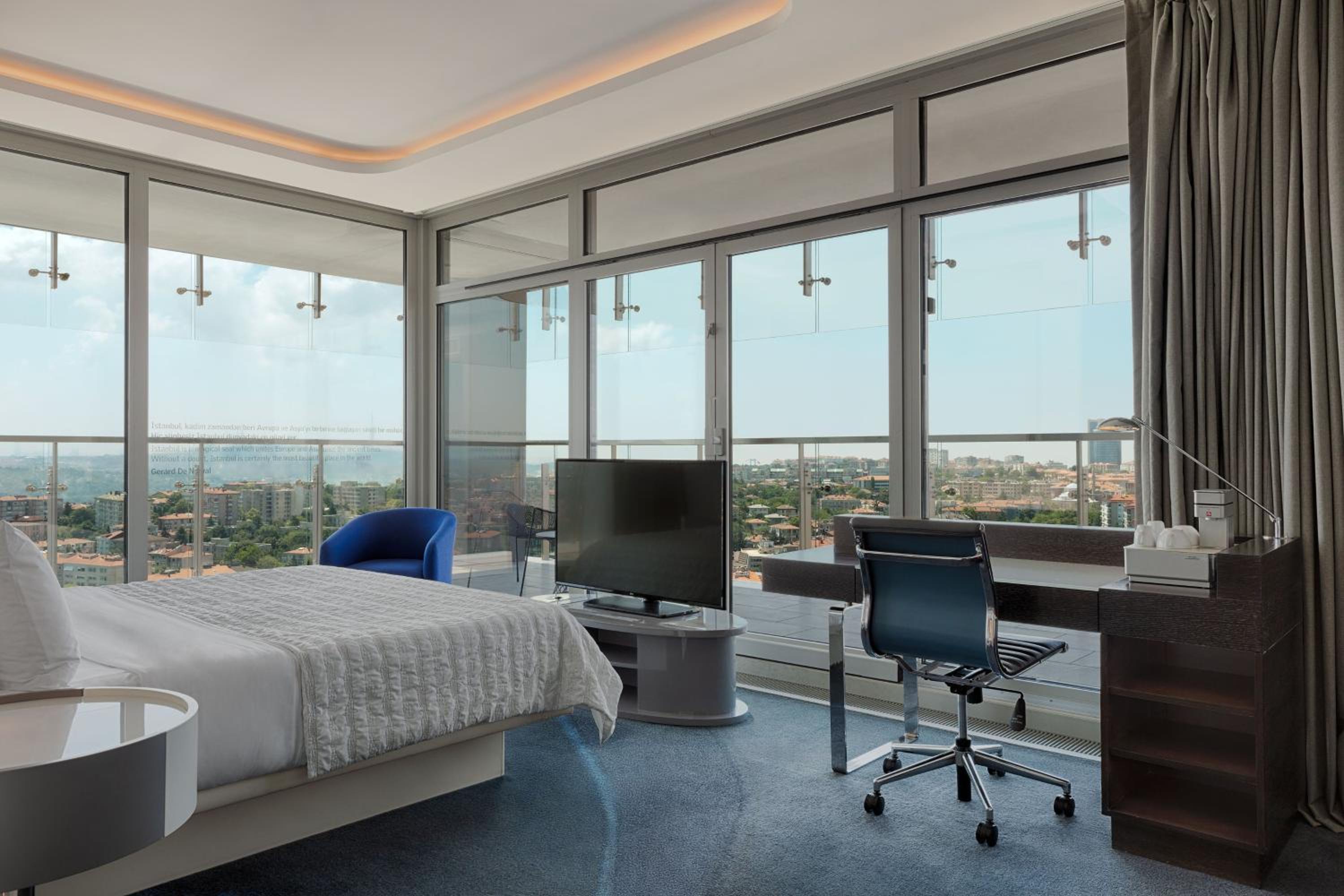 Junior Suite with Club Lounge Access