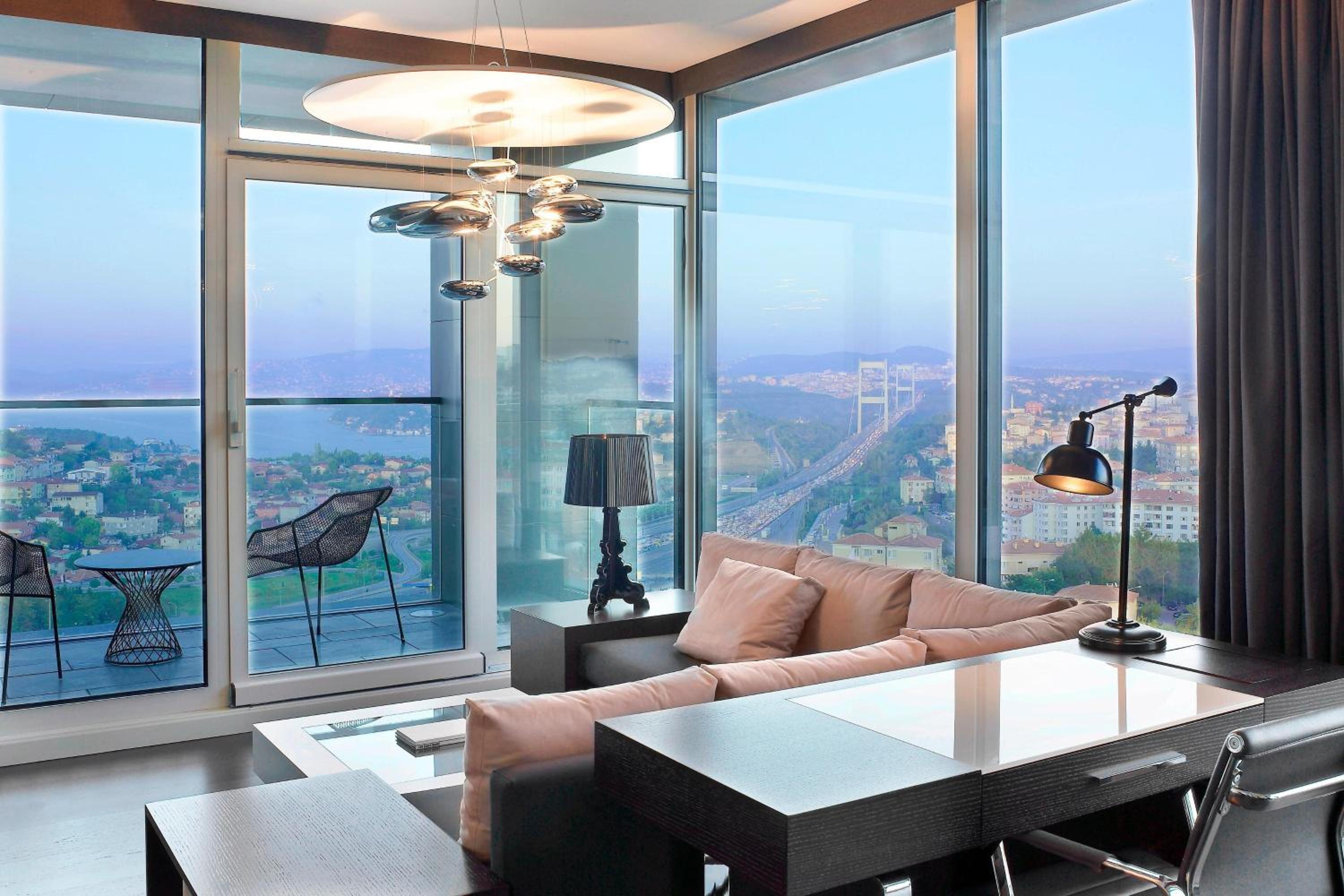 Executive Suite with Club Lounge Access