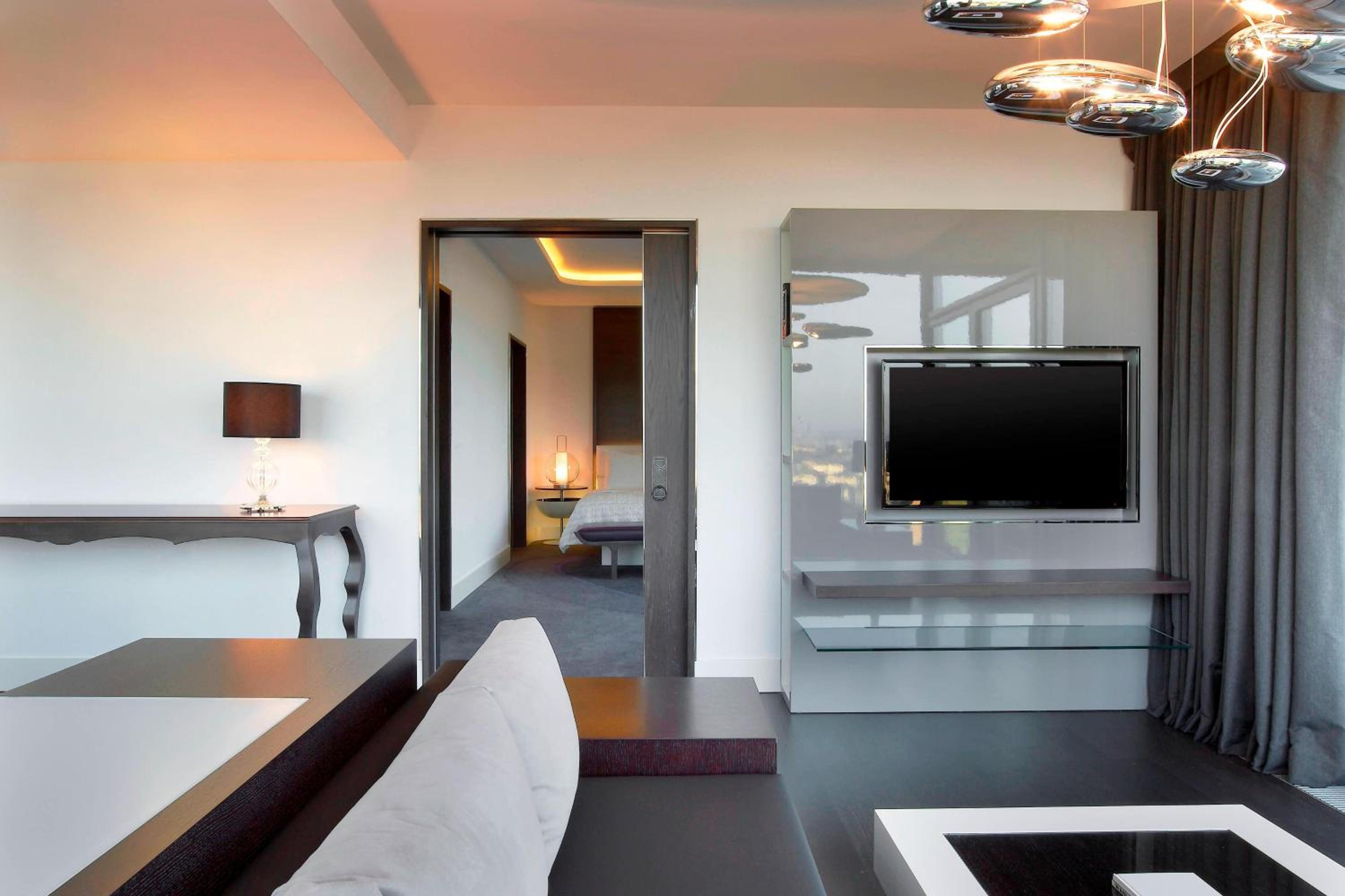 Executive Suite with Club Lounge Access thumbnail 6