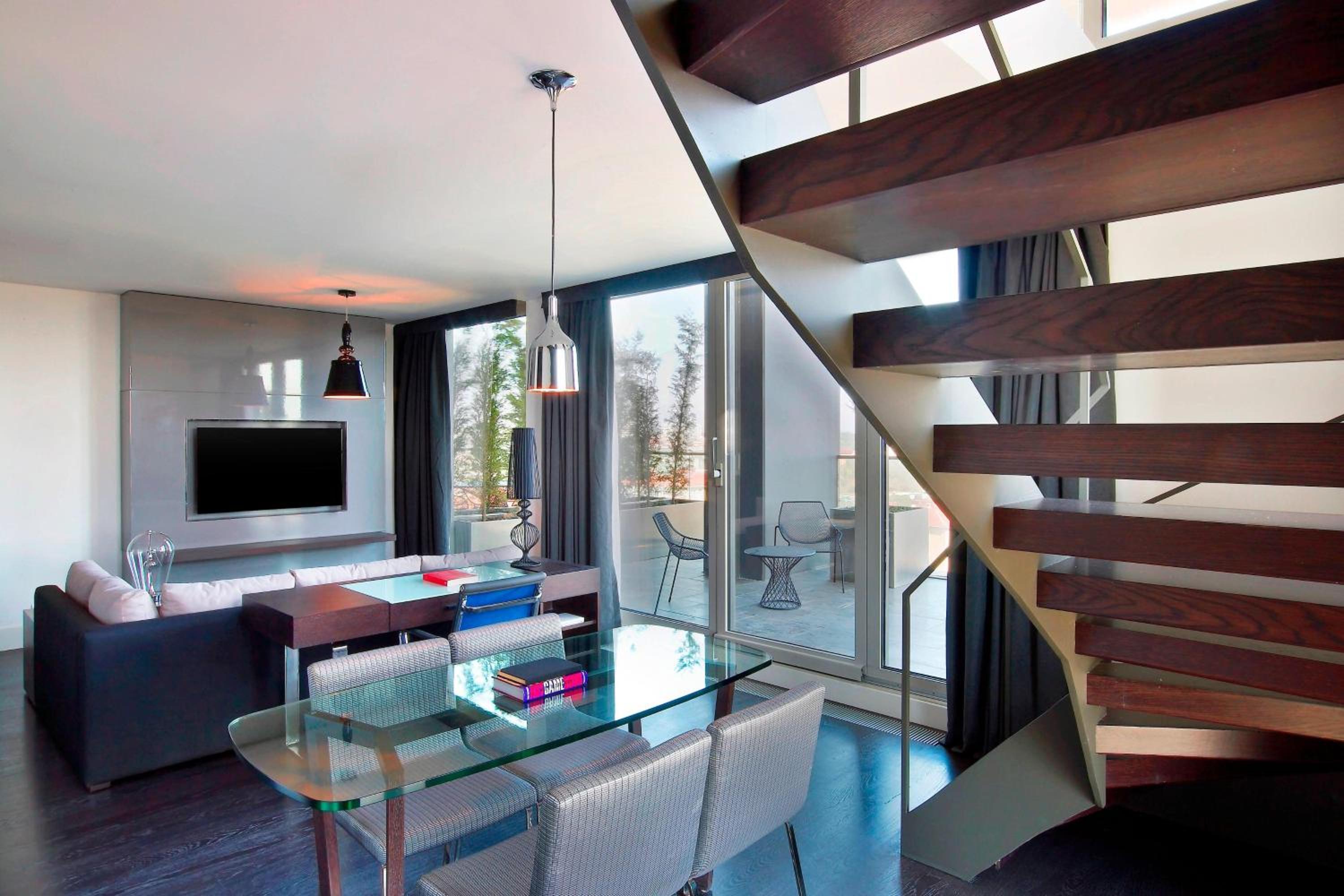 Loft Suite with Club Lounge Access thumbnail 5