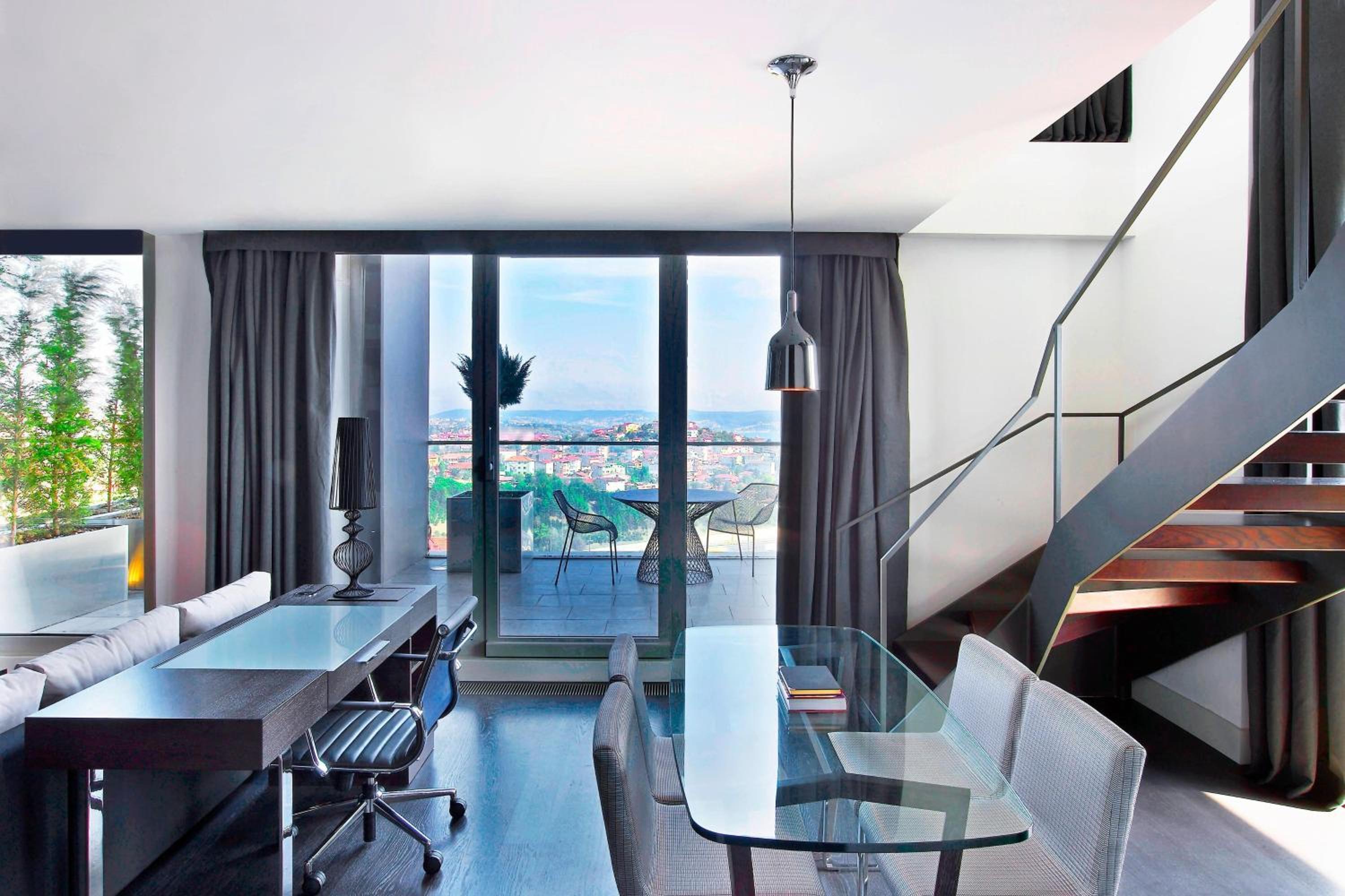 Loft Suite with Club Lounge Access thumbnail 6