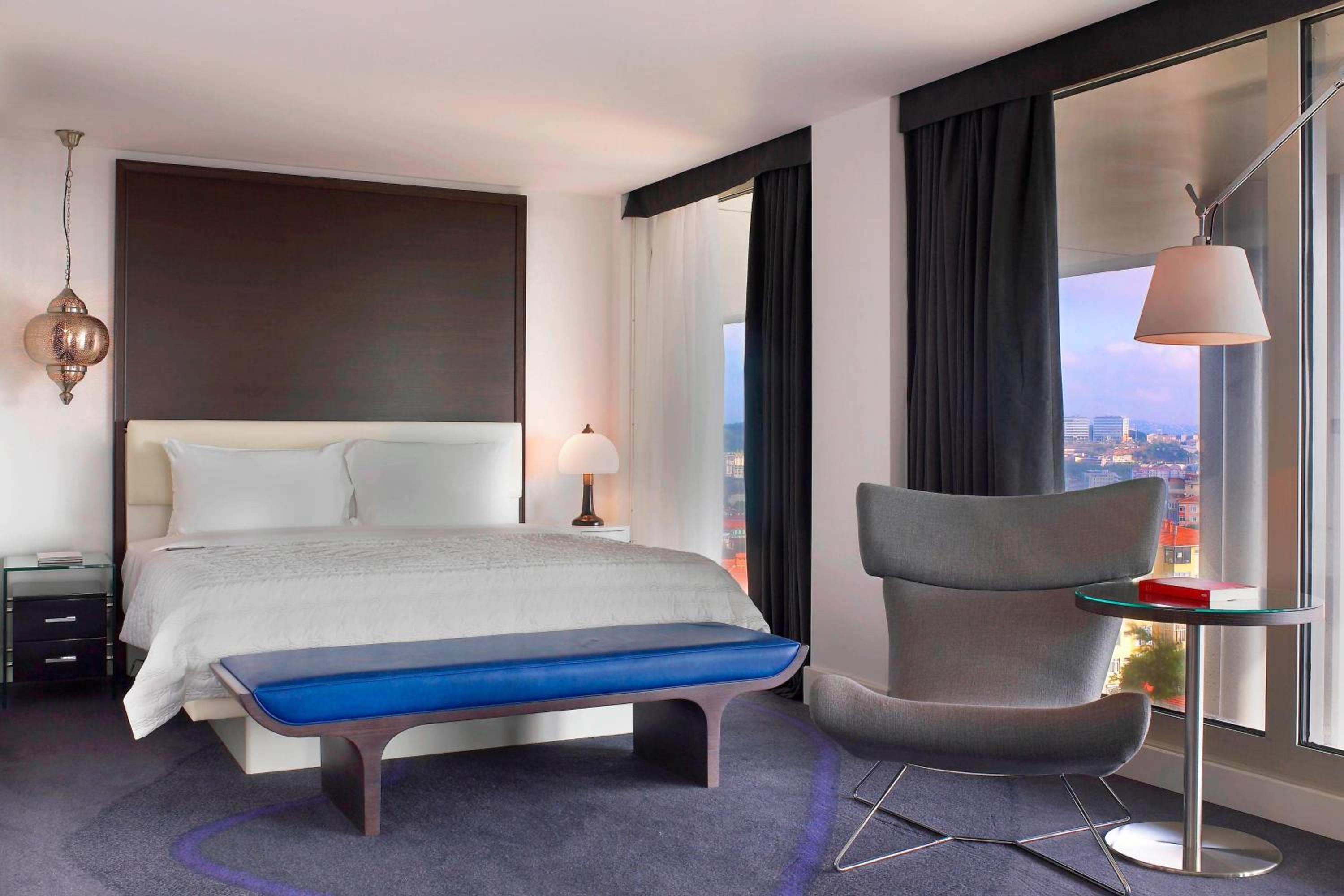 Corner King Suite with City View - Club Lounge Access