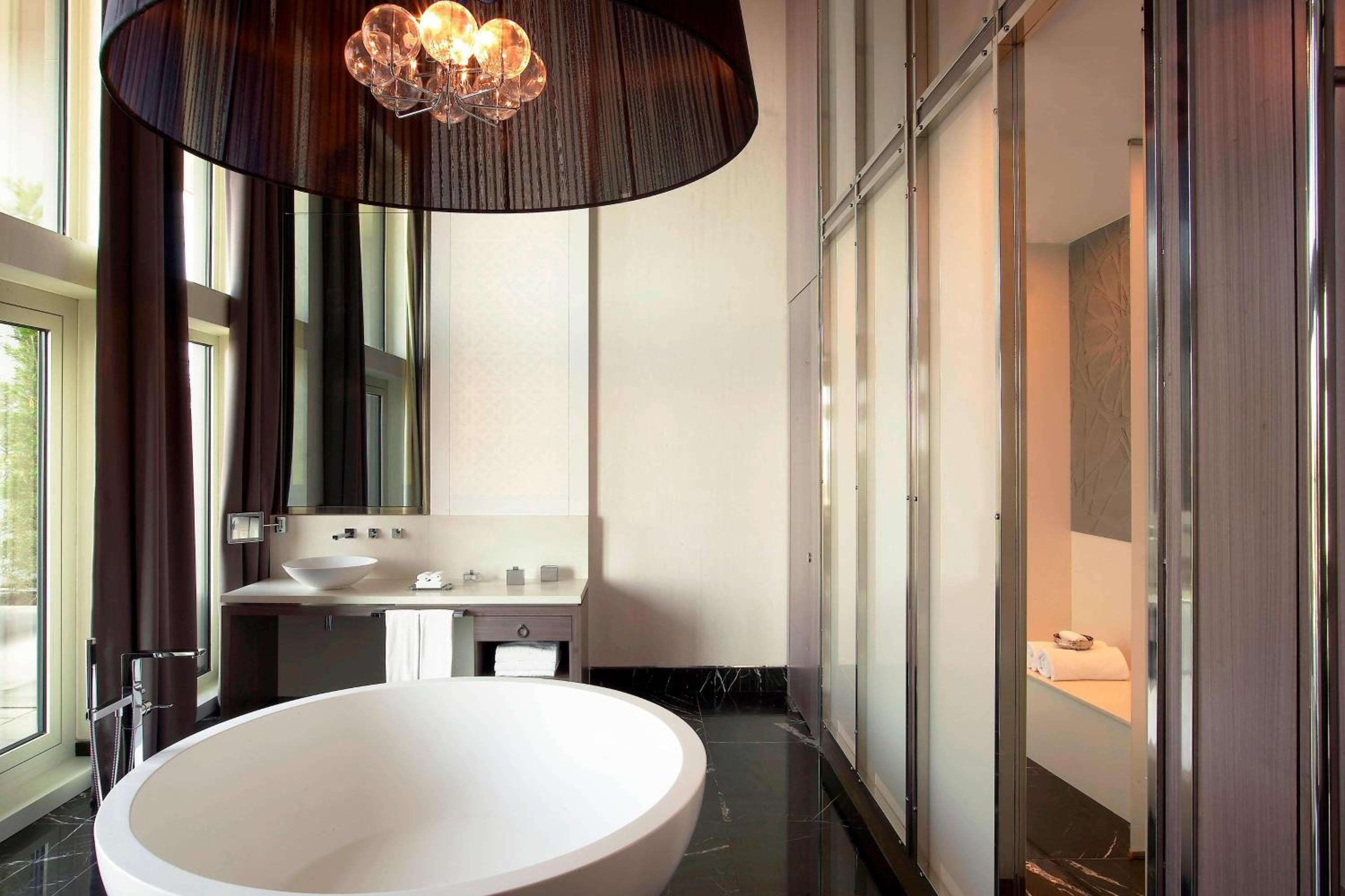 Presidential Suite with Club Lounge Access thumbnail 5
