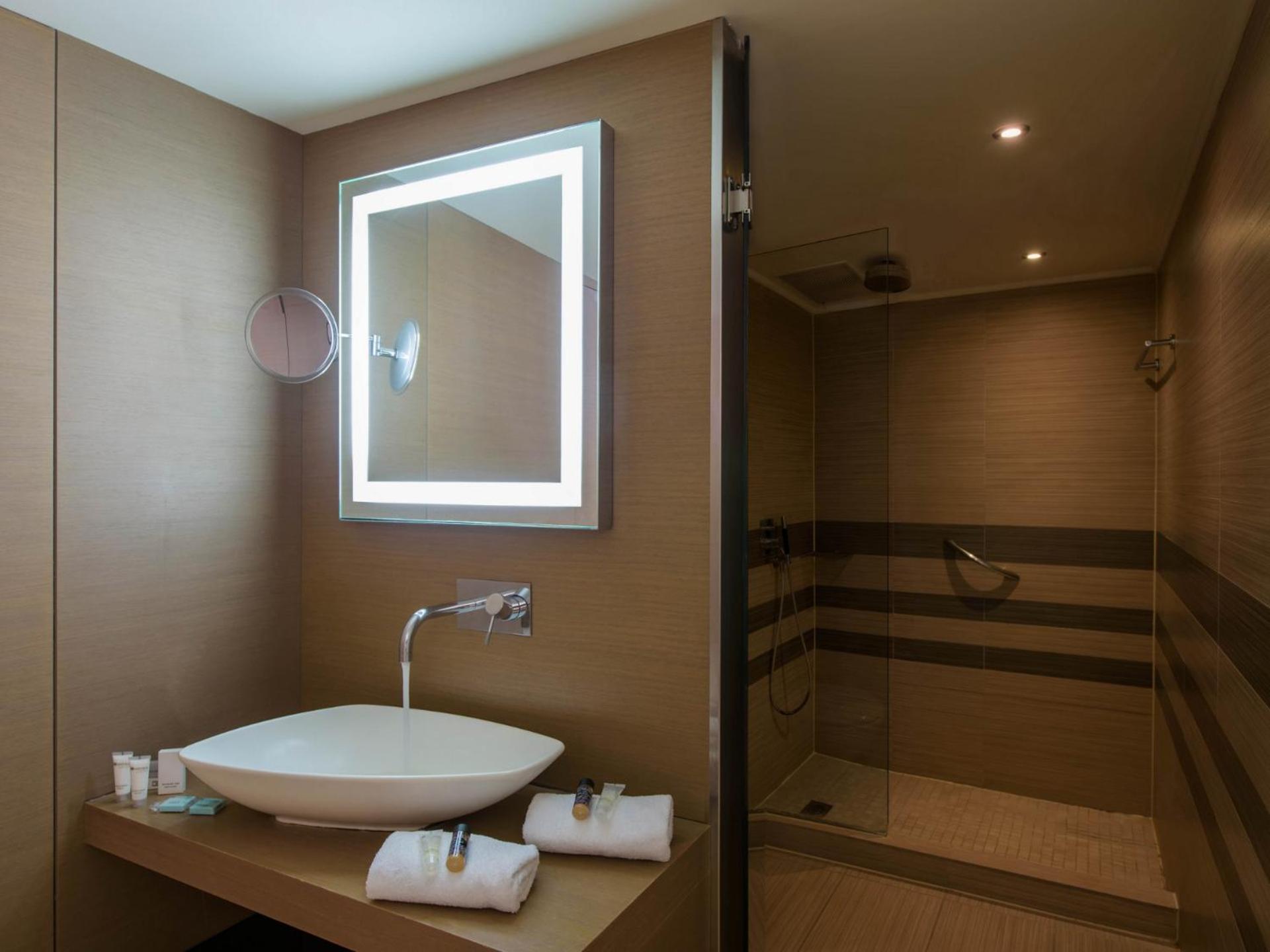 Deluxe Room with Sea View thumbnail 5