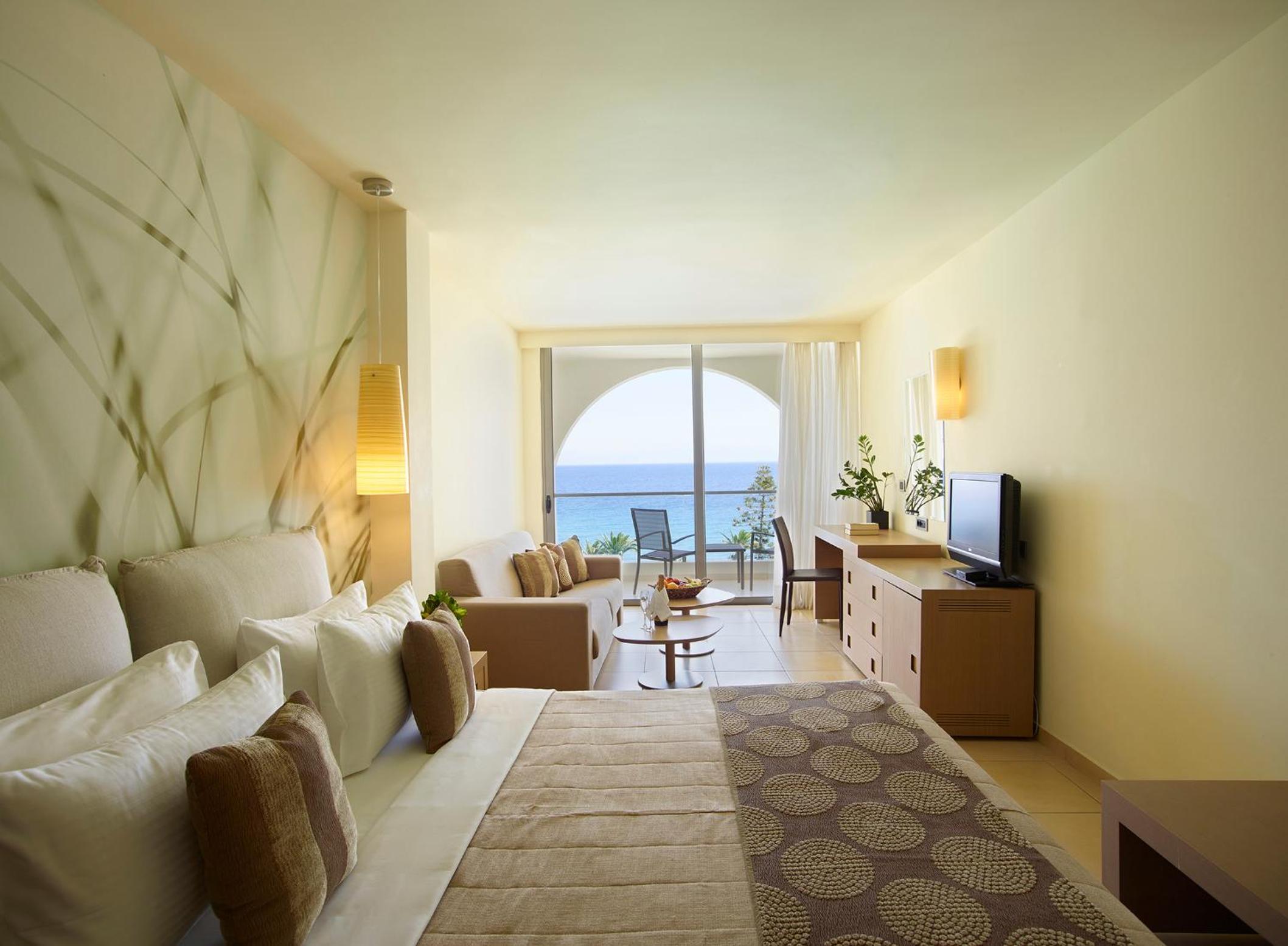 Deluxe Room with Sea View thumbnail 6