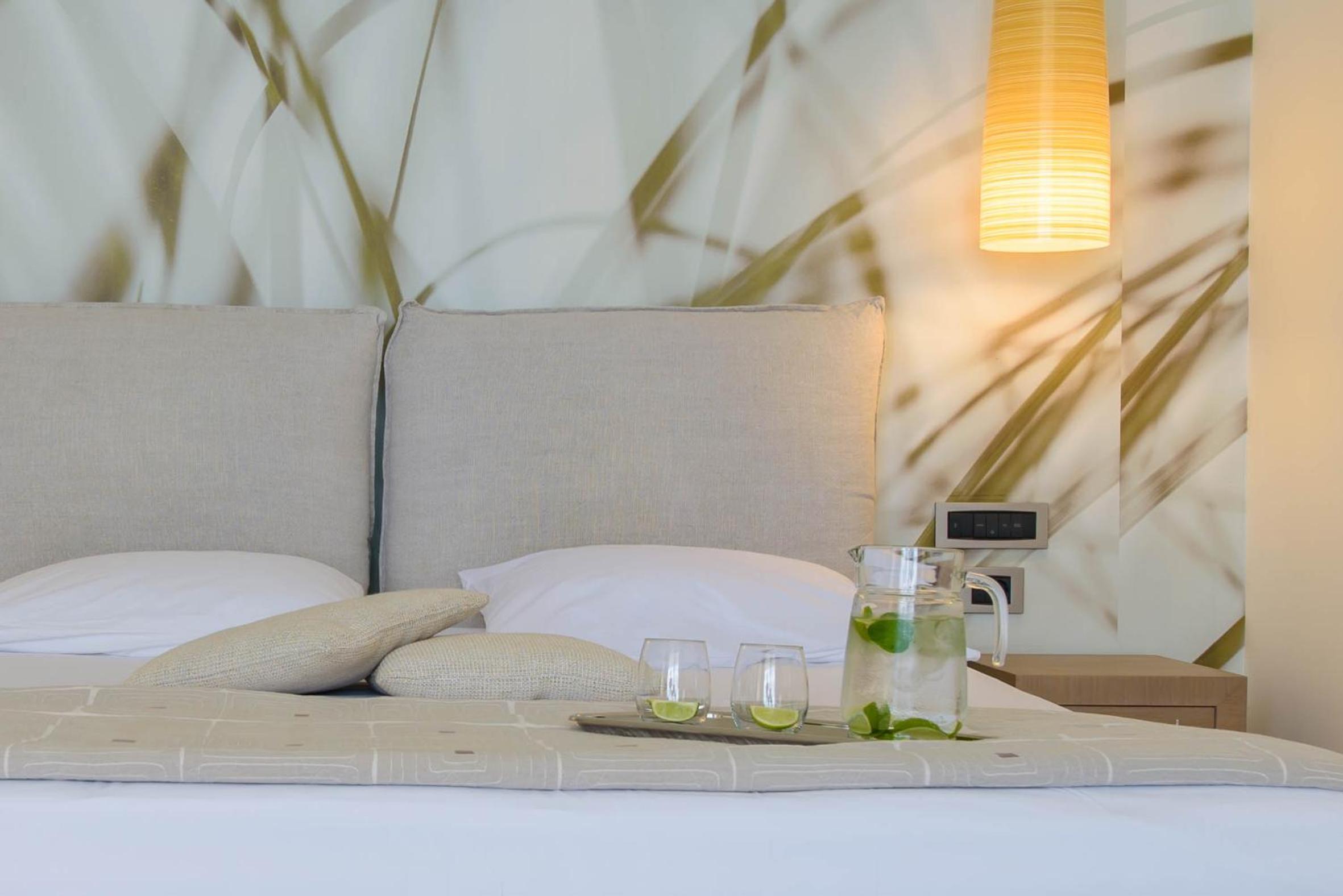 Deluxe Room with Garden View thumbnail 5