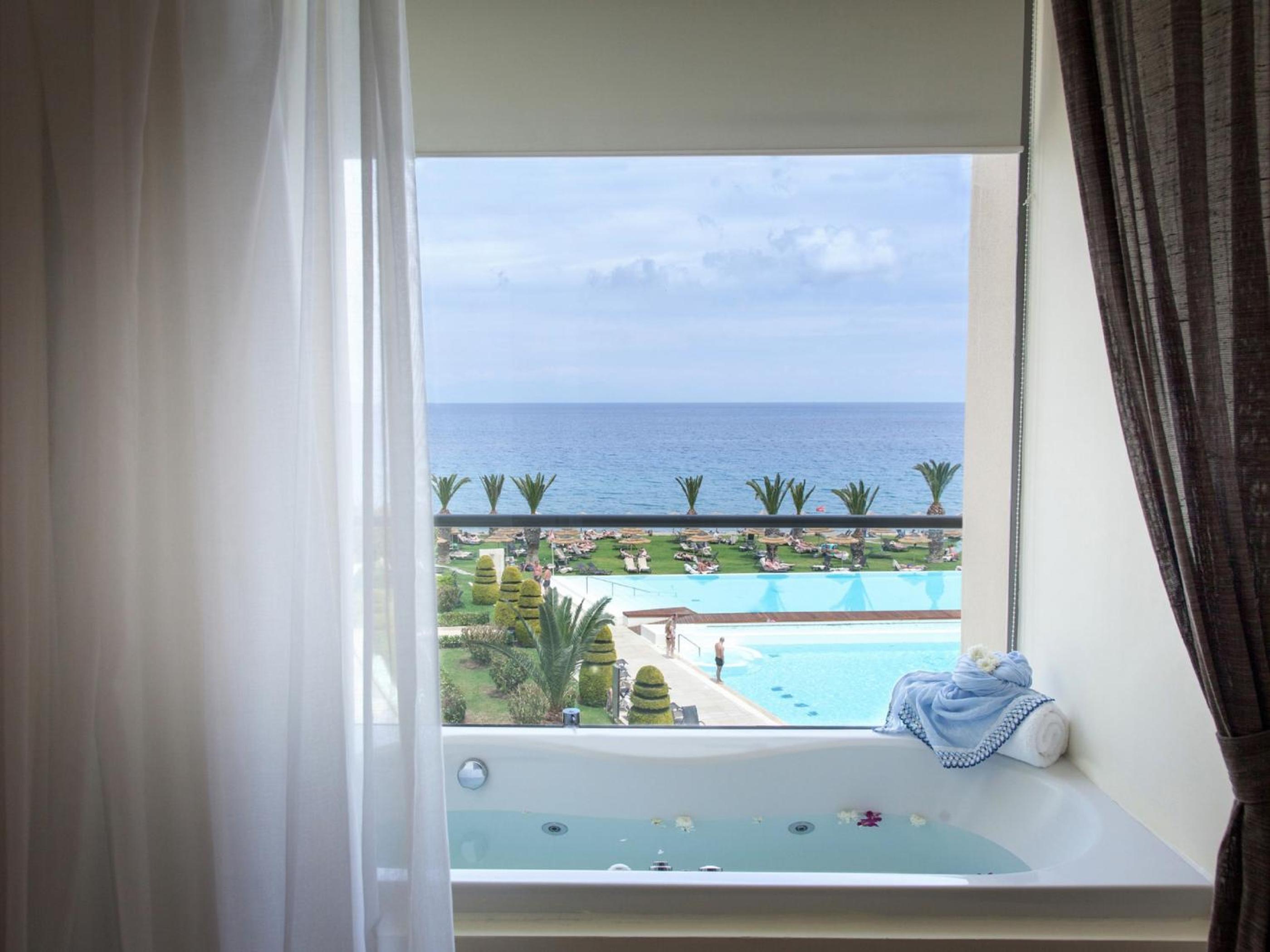 Deluxe Room with Spa Bath and Sea View