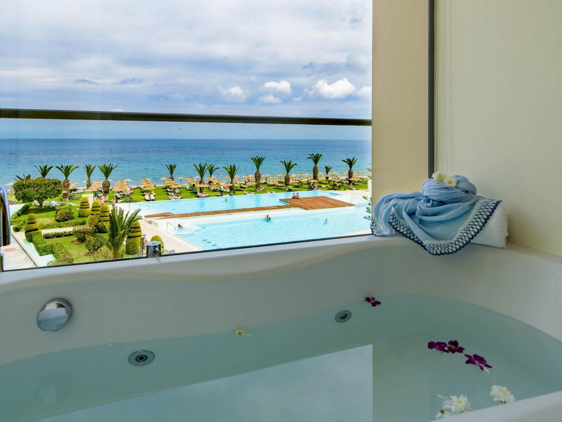 Deluxe Room with Spa Bath and Sea View thumbnail 6