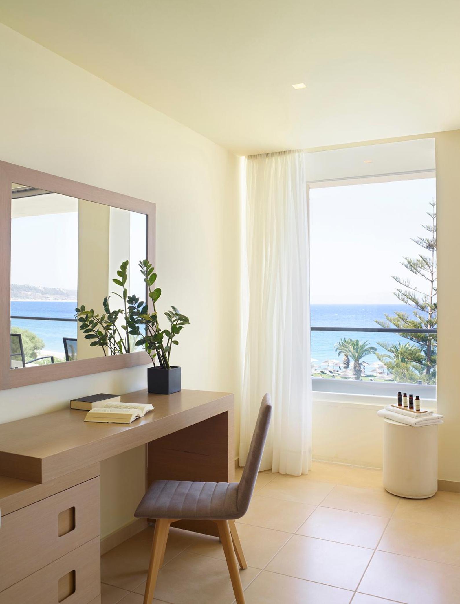 Deluxe Room with Spa Bath and Sea View