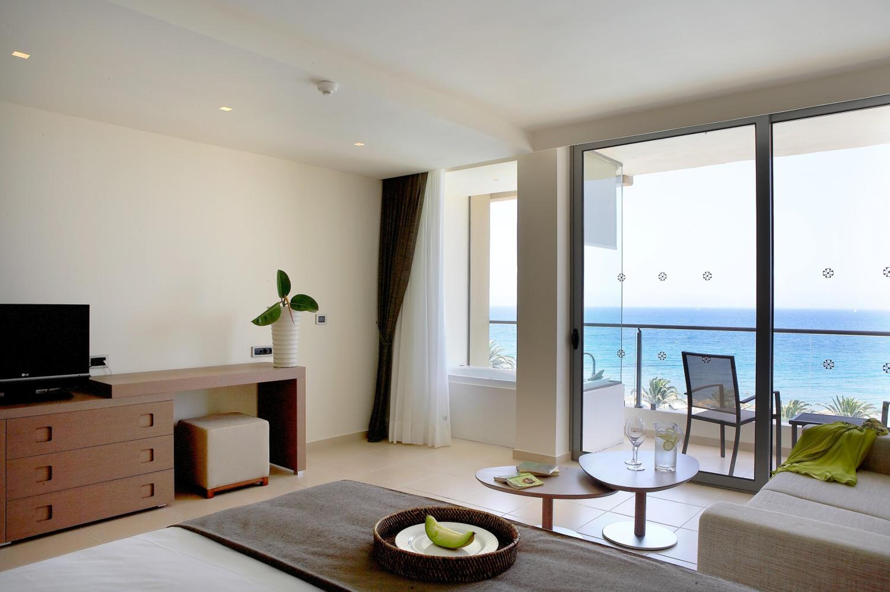 Deluxe Room with Spa Bath and Sea View thumbnail 5