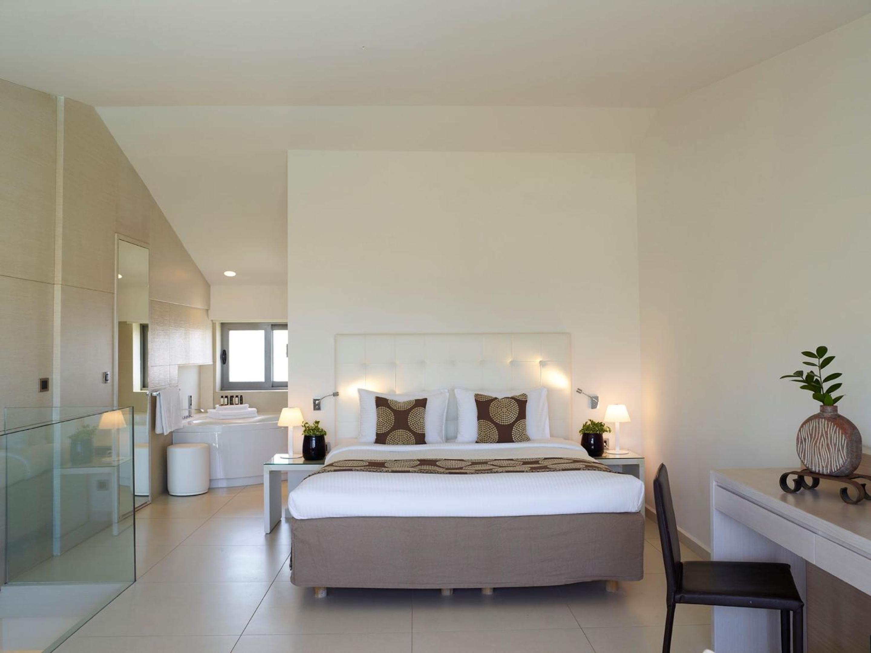 Premium Double Room with Spa Bath and Garden View thumbnail 6