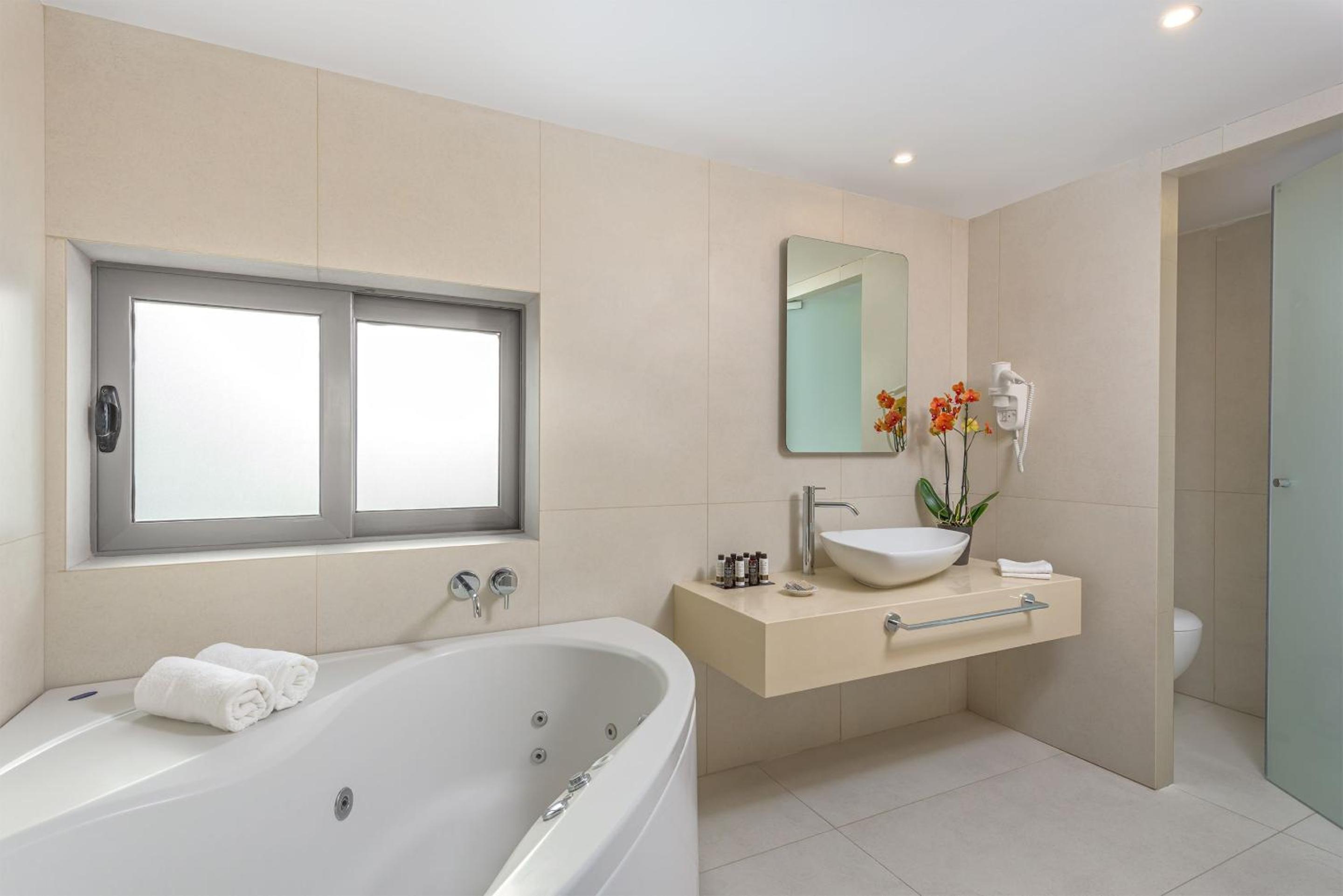 Premium Double Room with Spa Bath and Garden View thumbnail 5