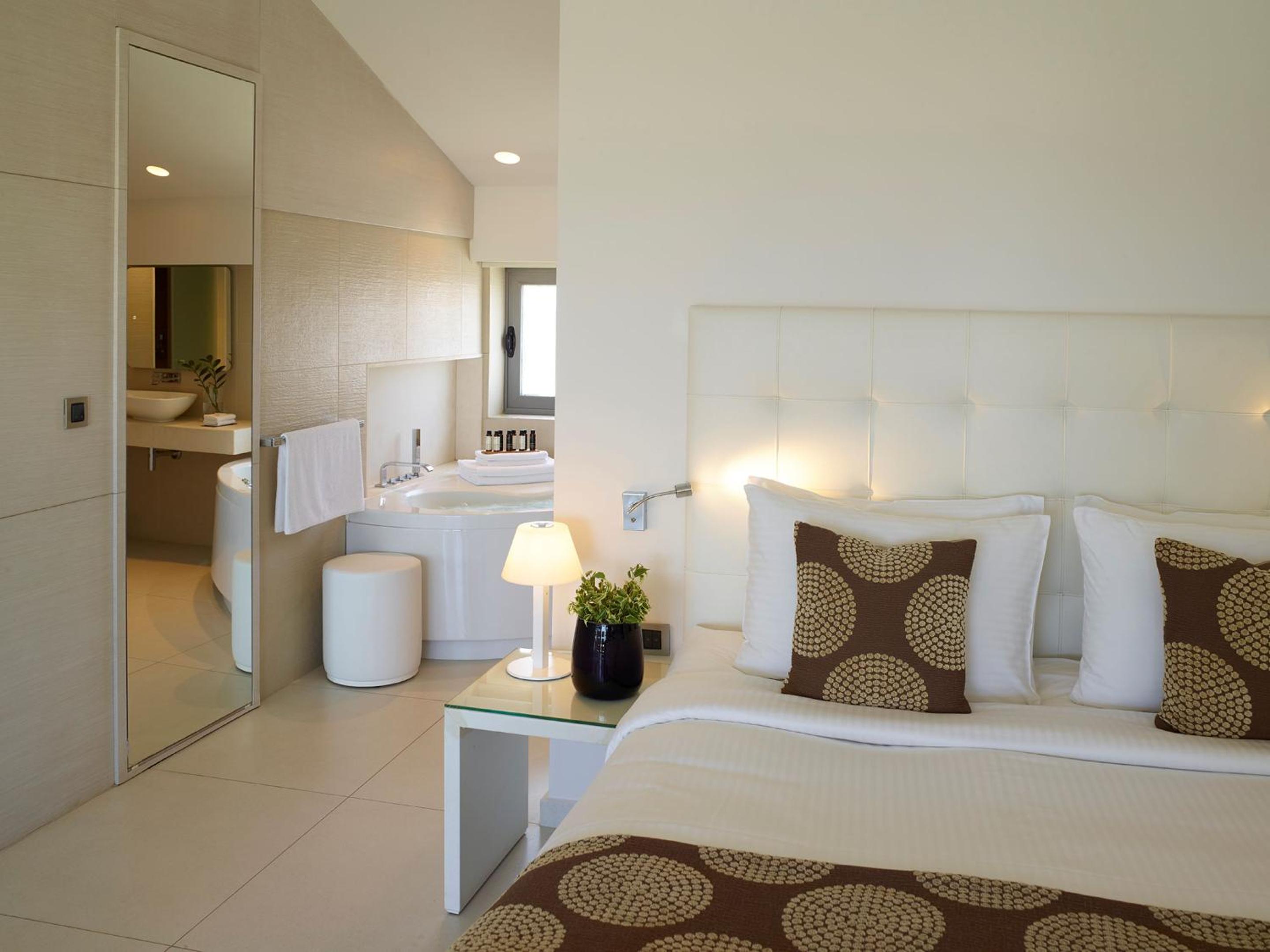 Premium Double Room with Spa Bath and Garden View thumbnail 5