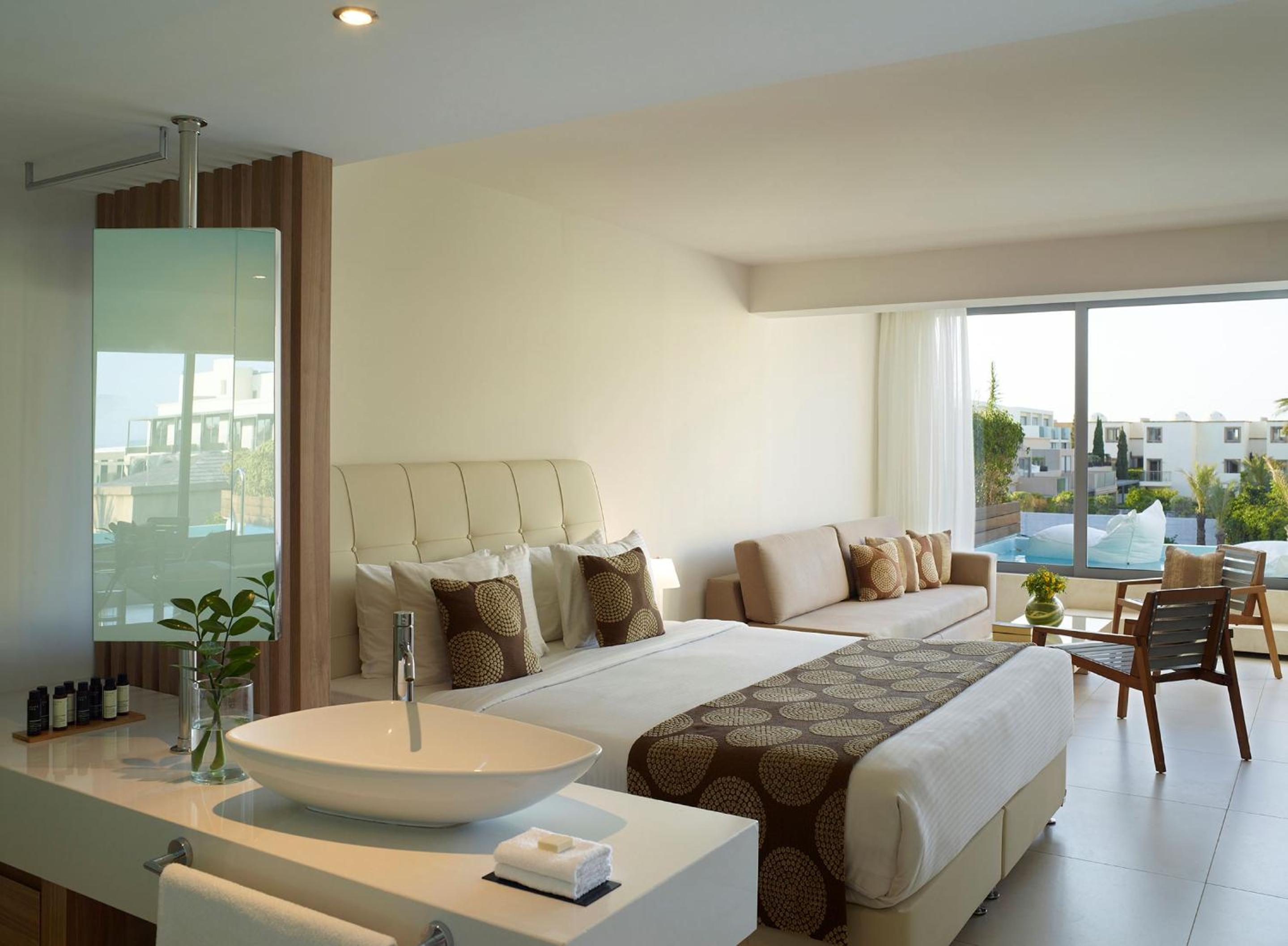 Premium Swim Up Double Room with Garden View thumbnail 6