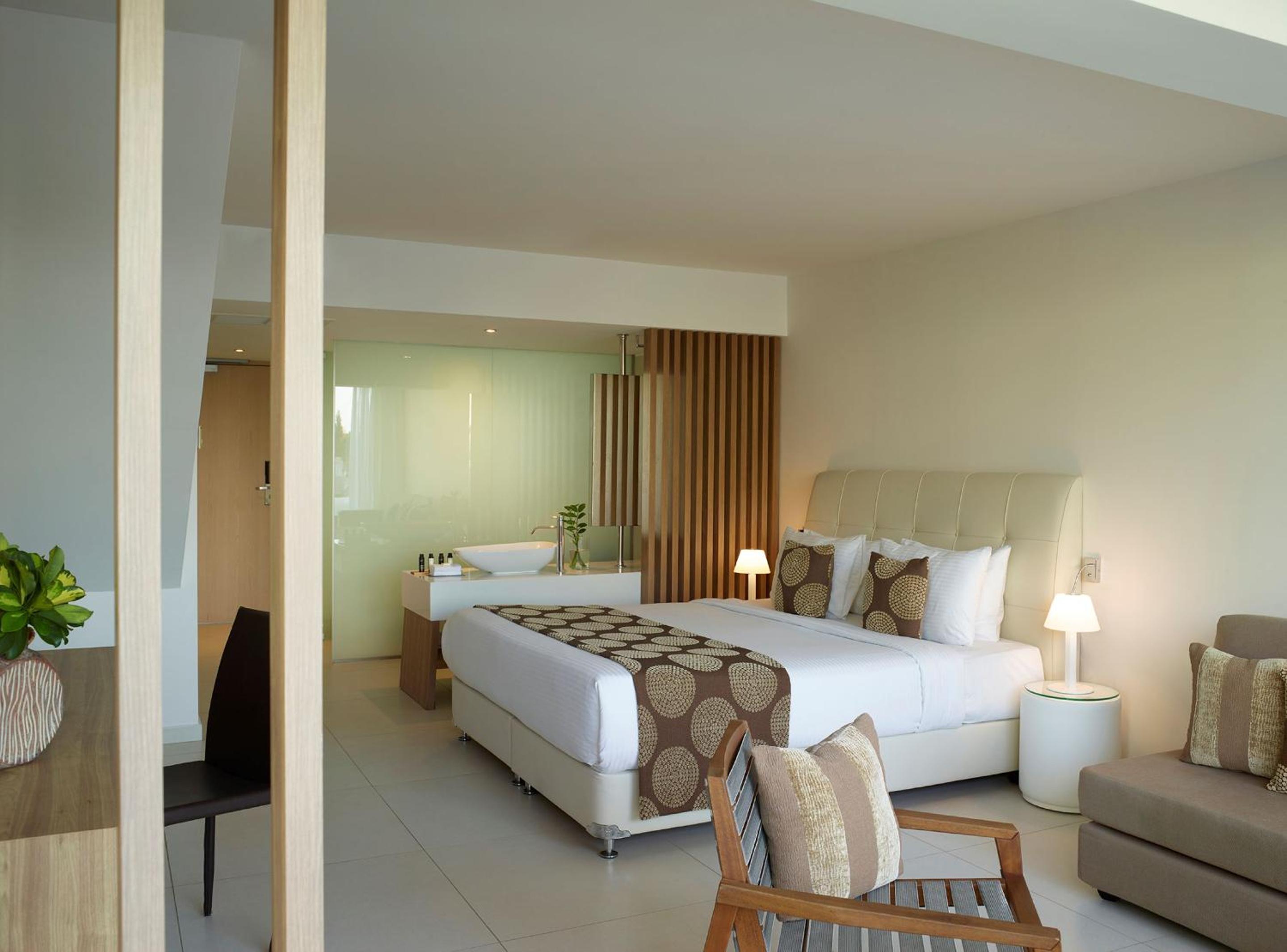 Premium Swim Up Double Room with Garden View thumbnail 6